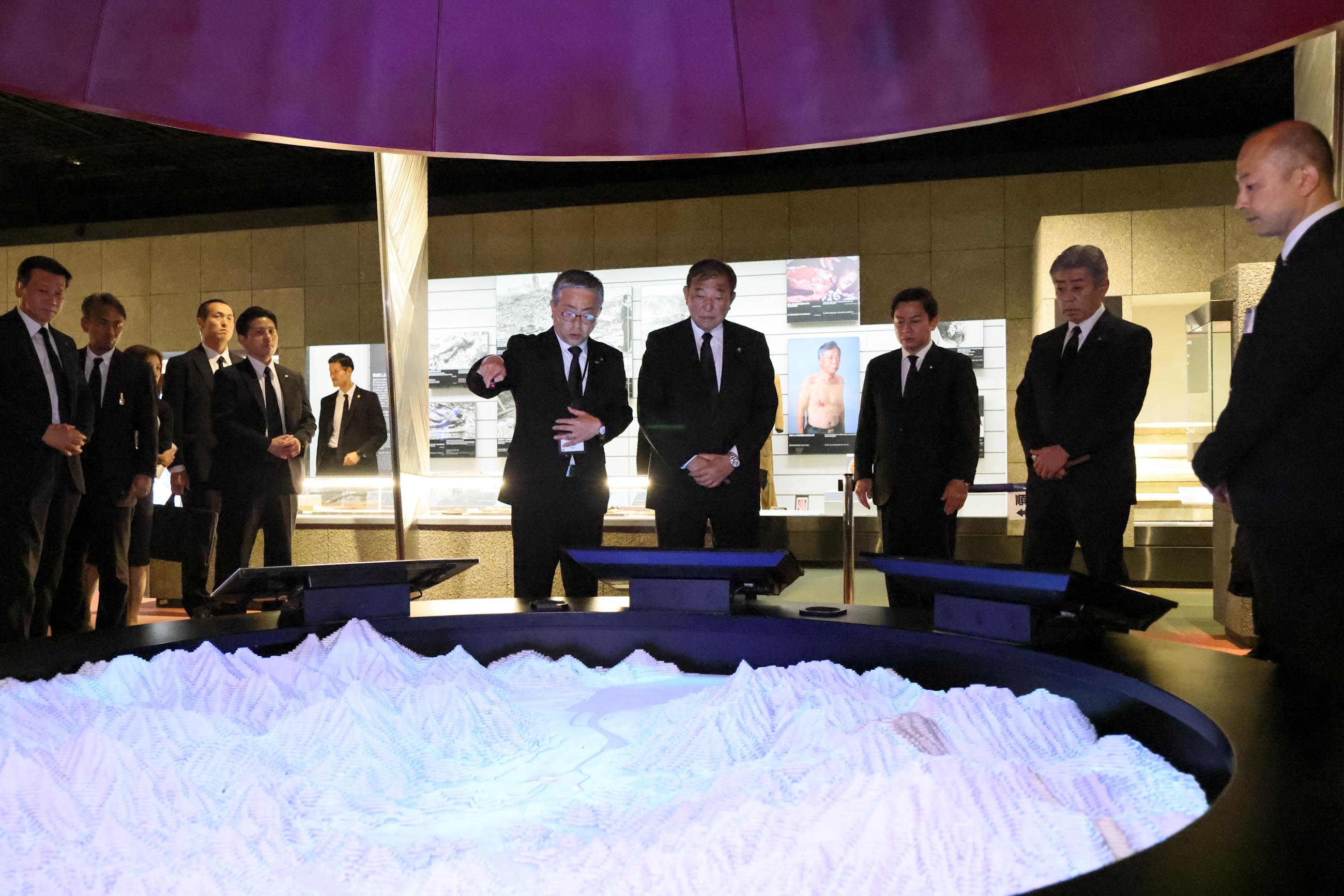 Prime Minister Ishiba visiting the Nagasaki Atomic Bomb Museum (2)