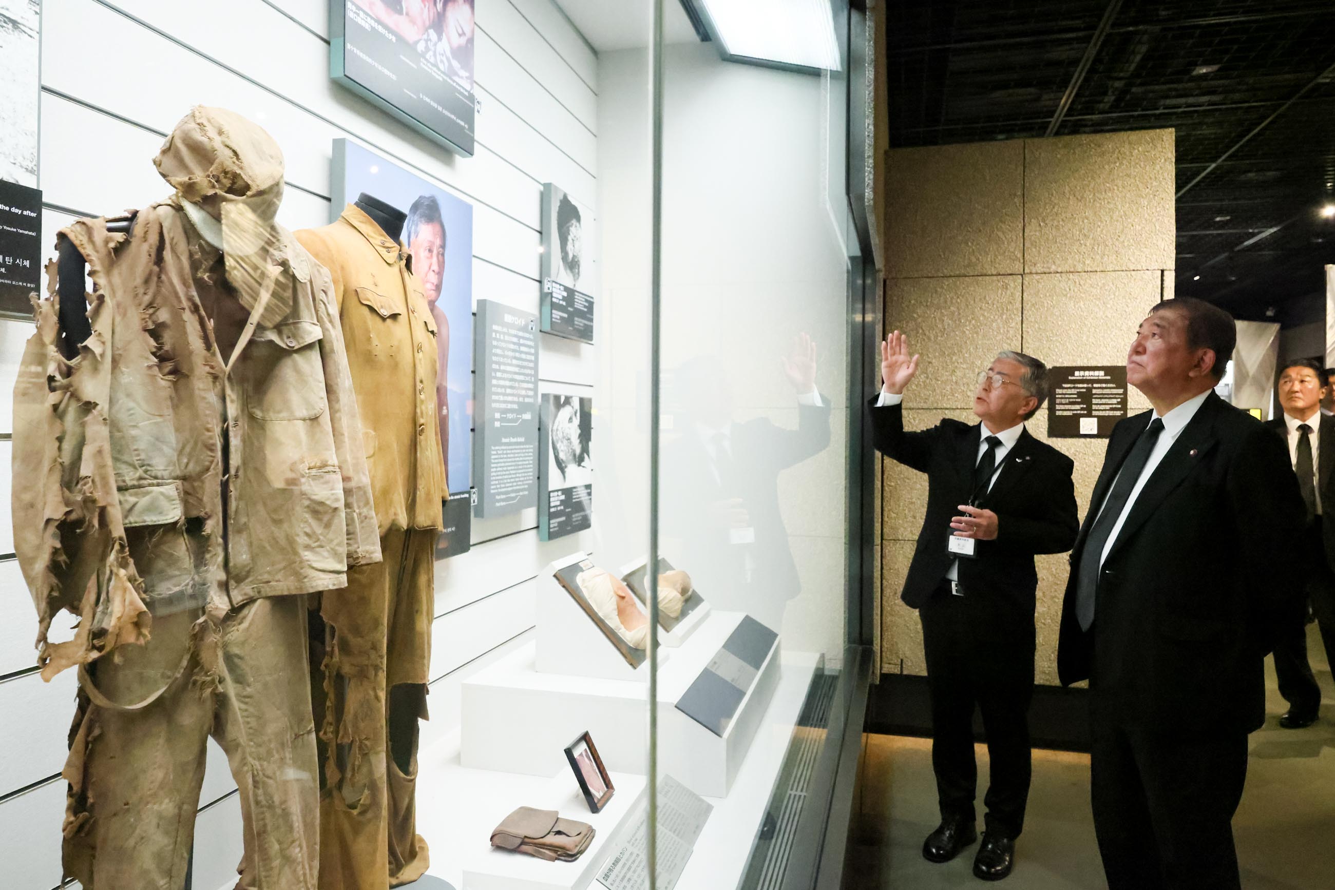Prime Minister Ishiba visiting the Nagasaki Atomic Bomb Museum (3)