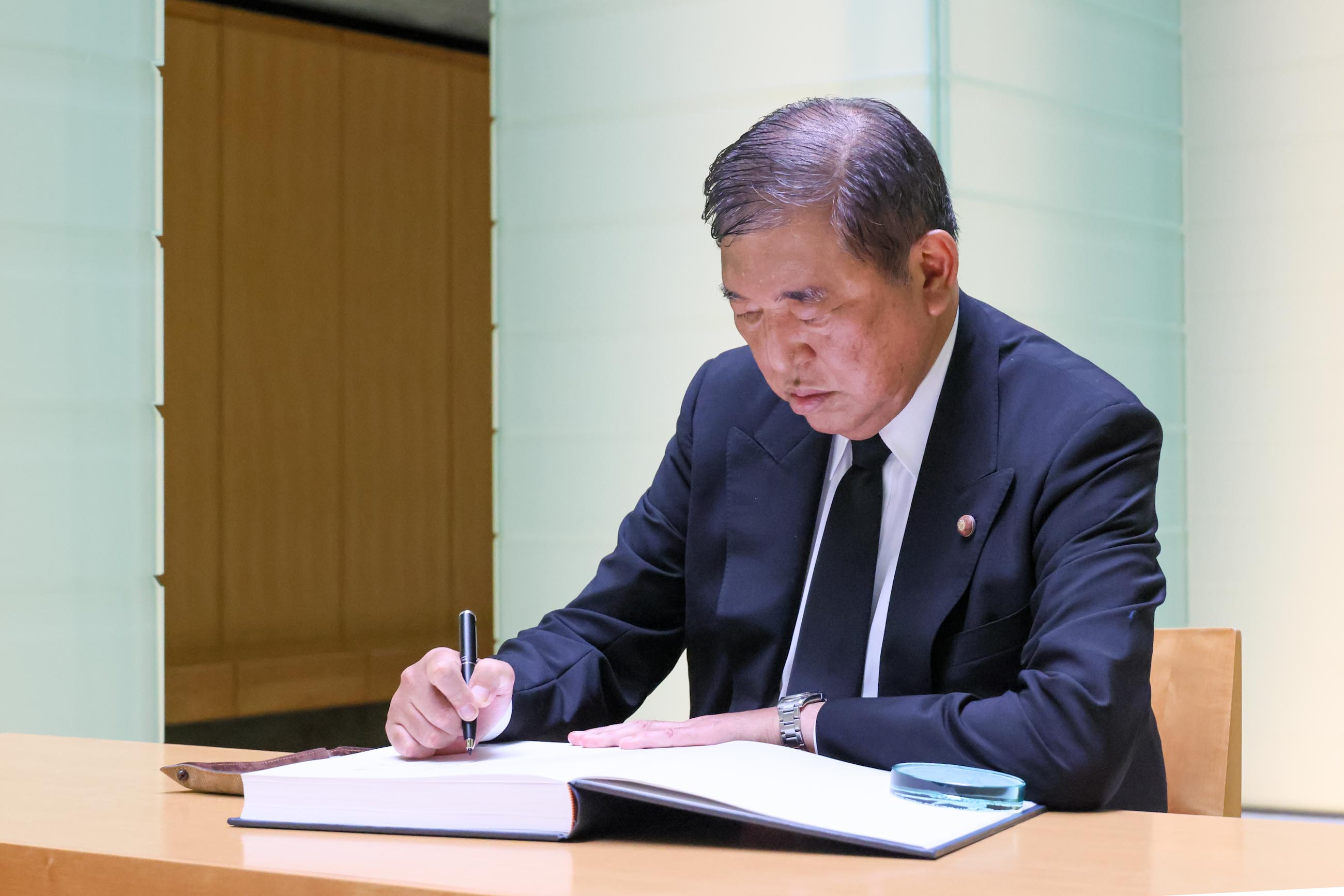 Prime Minister Ishiba visiting the Nagasaki Atomic Bomb Museum (4)