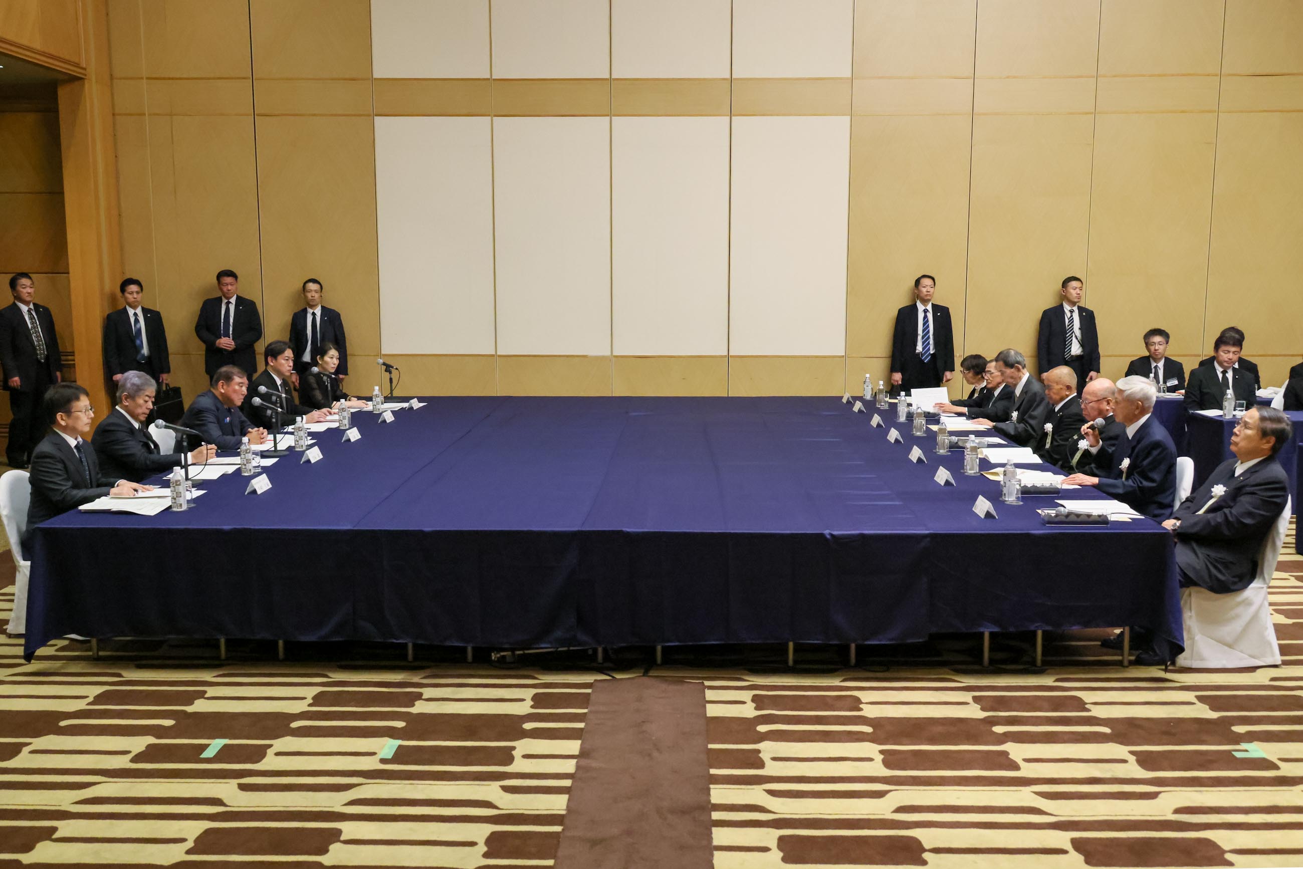 Prime Minister Ishiba listening to requests from representatives of atomic bomb survivors (3)