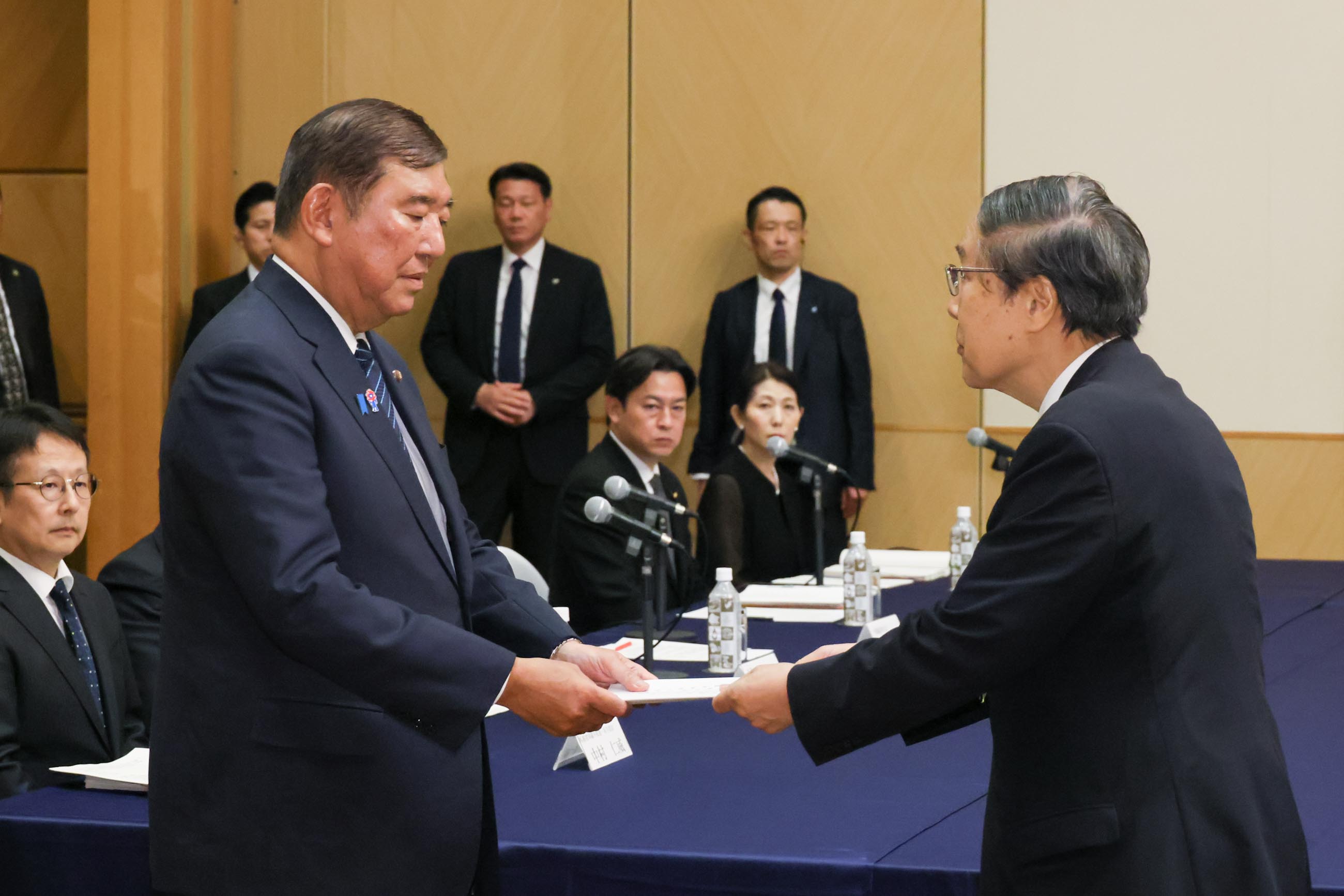 Prime Minister Ishiba receiving a letter of request from representatives of atomic bomb survivors (1)
