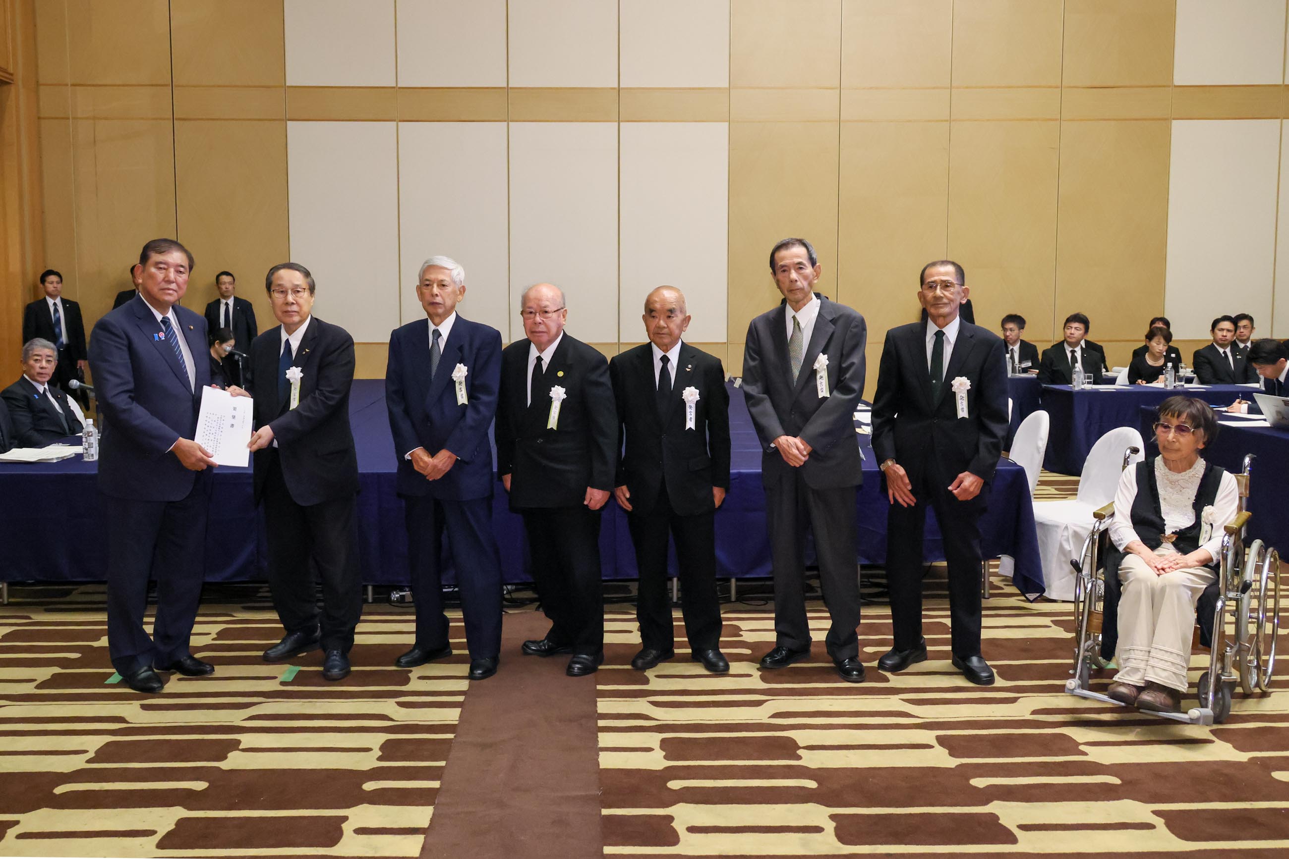 Prime Minister Ishiba receiving a letter of request from representatives of atomic bomb survivors (2)