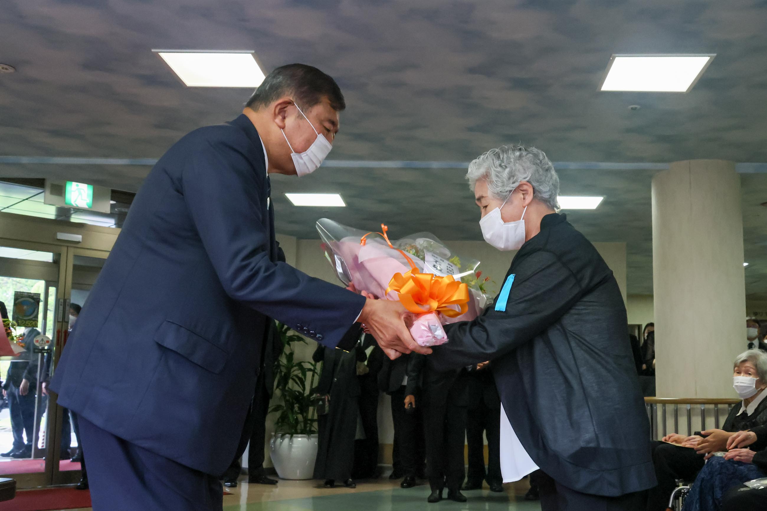 Prime Minister Ishiba visiting residents in a nursing home for atomic bomb survivors (2)