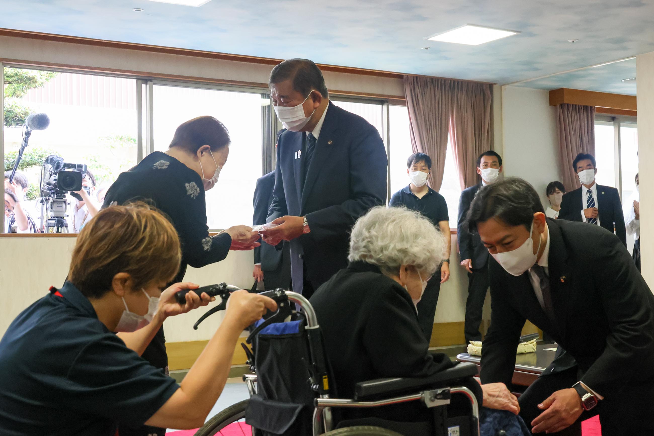 Prime Minister Ishiba visiting residents in a nursing home for atomic bomb survivors (3)