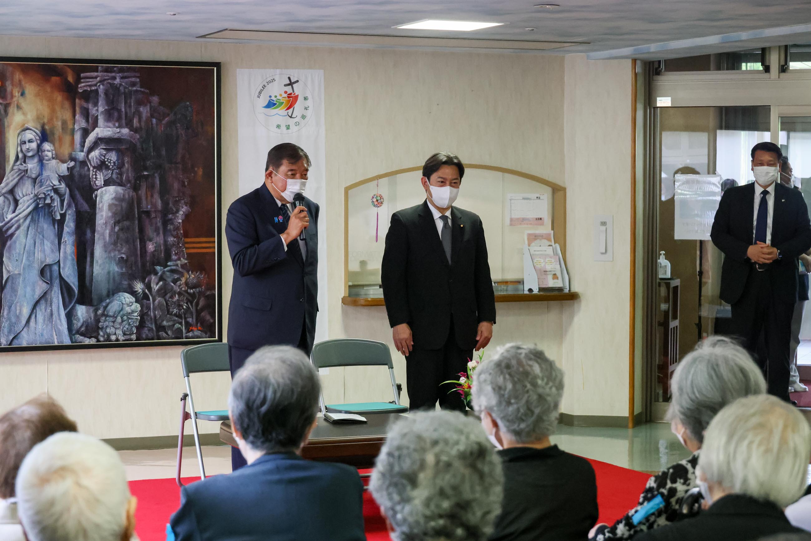Prime Minister Ishiba visiting residents in a nursing home for atomic bomb survivors (4)
