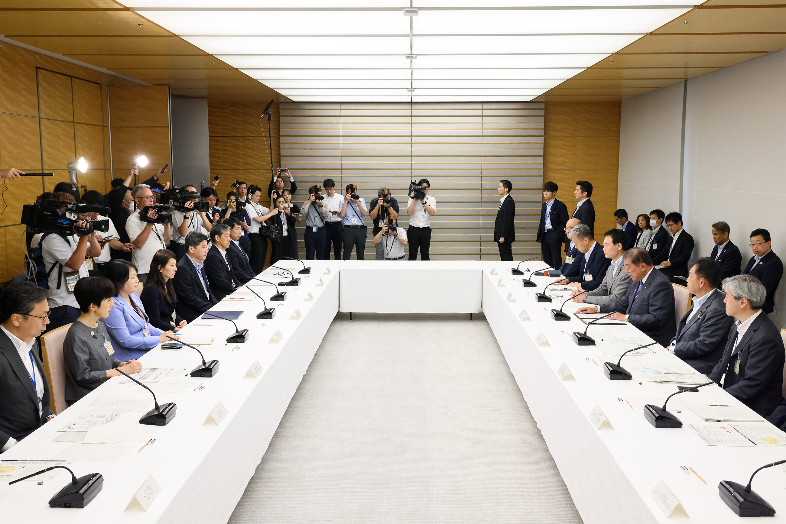 Prime Minister Ishiba wrapping up the meeting (3)
