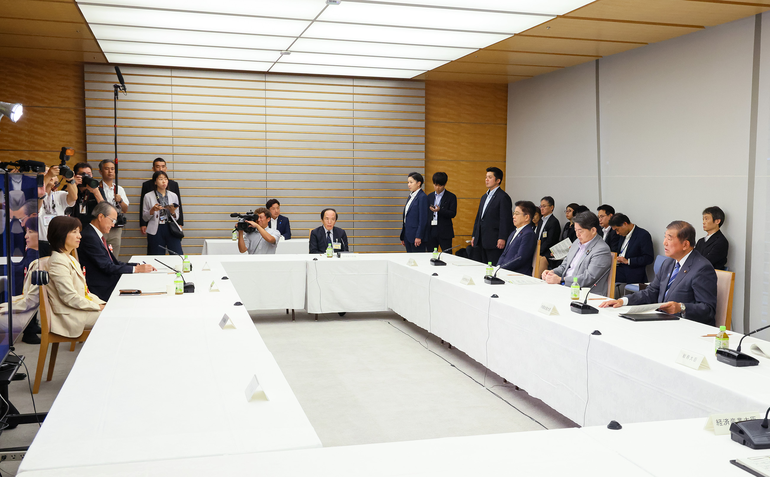 Prime Minister Ishiba wrapping up the meeting (2)