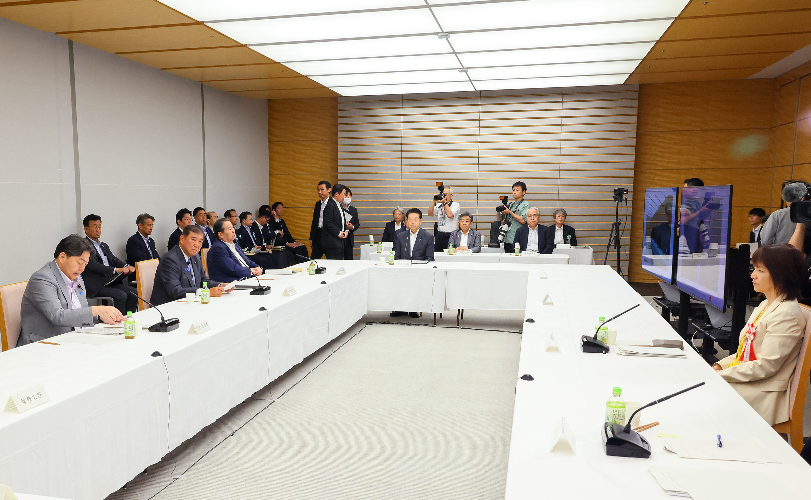 Prime Minister Ishiba wrapping up the meeting (3)