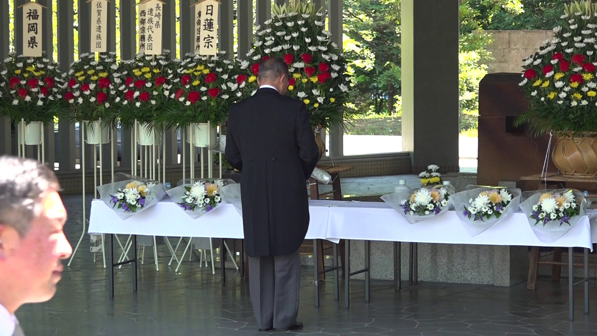 Prime Minister Ishiba offering prayers at Chidorigafuchi National Cemetery (2)