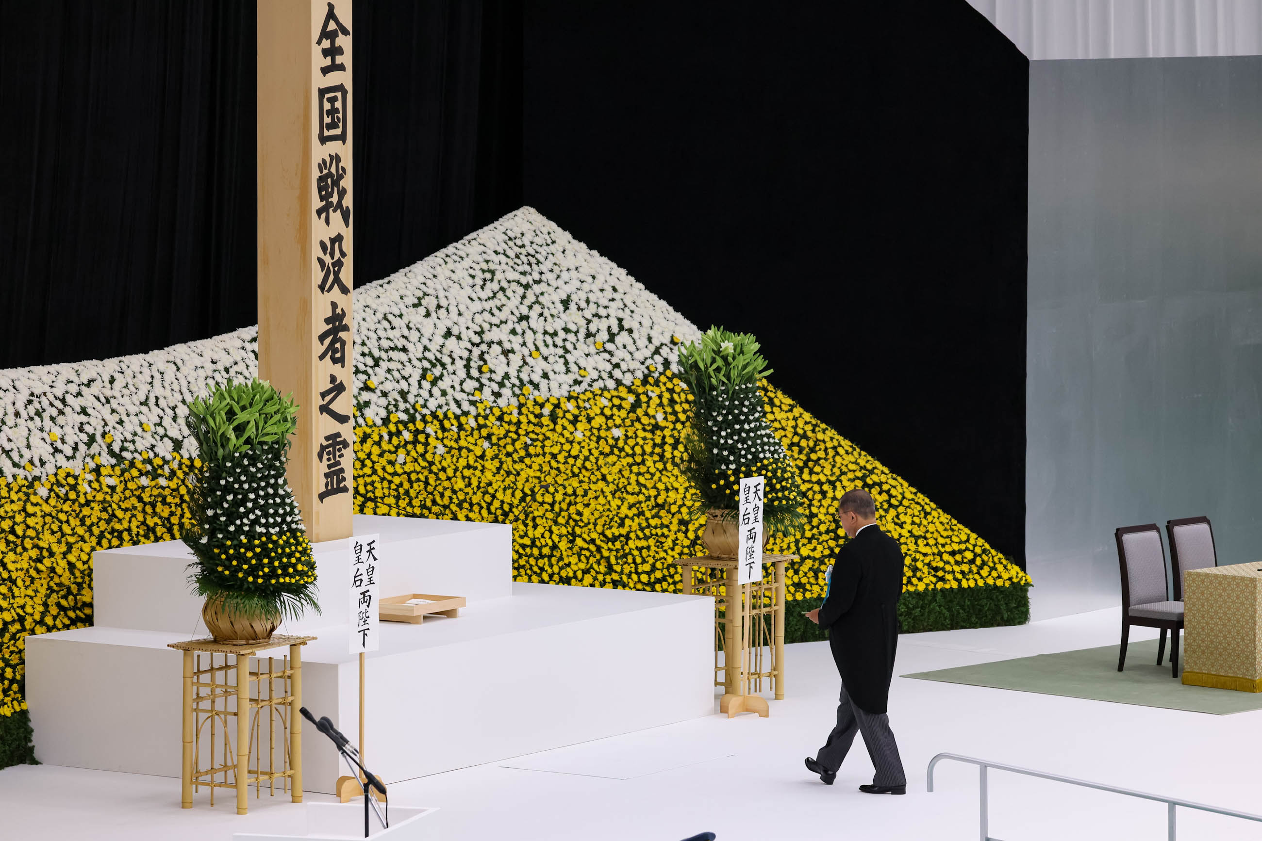 Prime Minister Ishiba offering flowers (2)