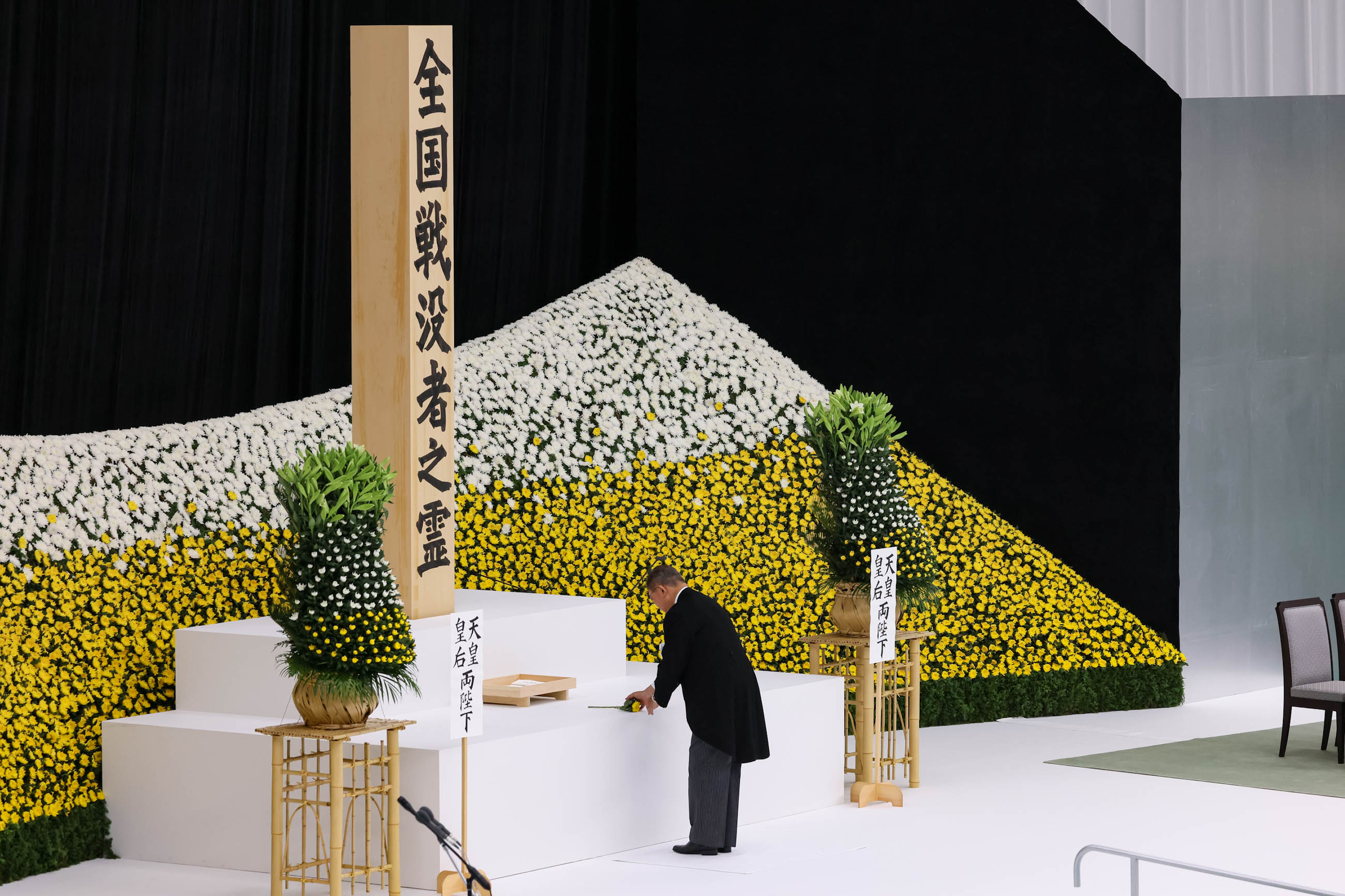 Prime Minister Ishiba offering flowers (3)