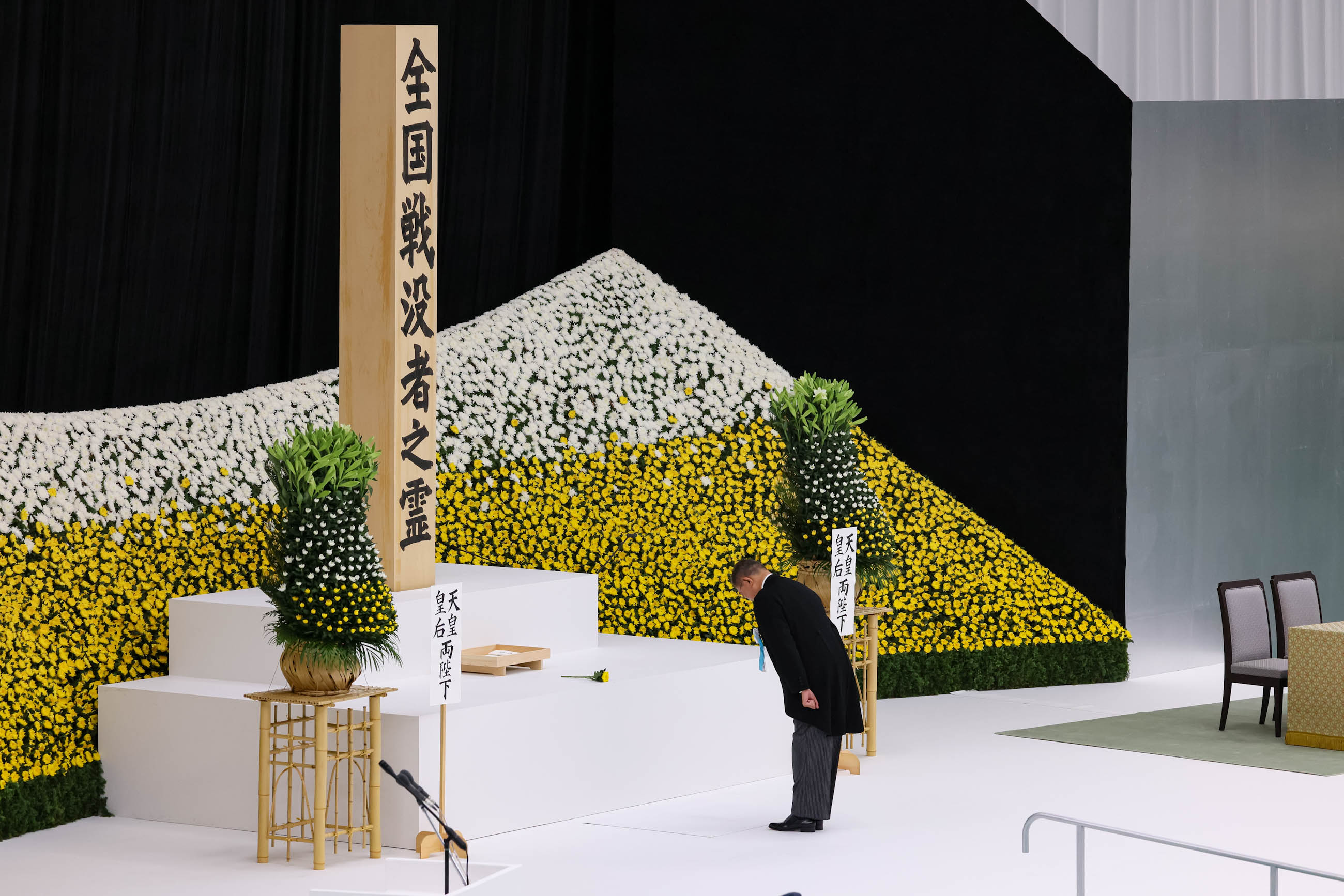 Prime Minister Ishiba offering flowers (4)