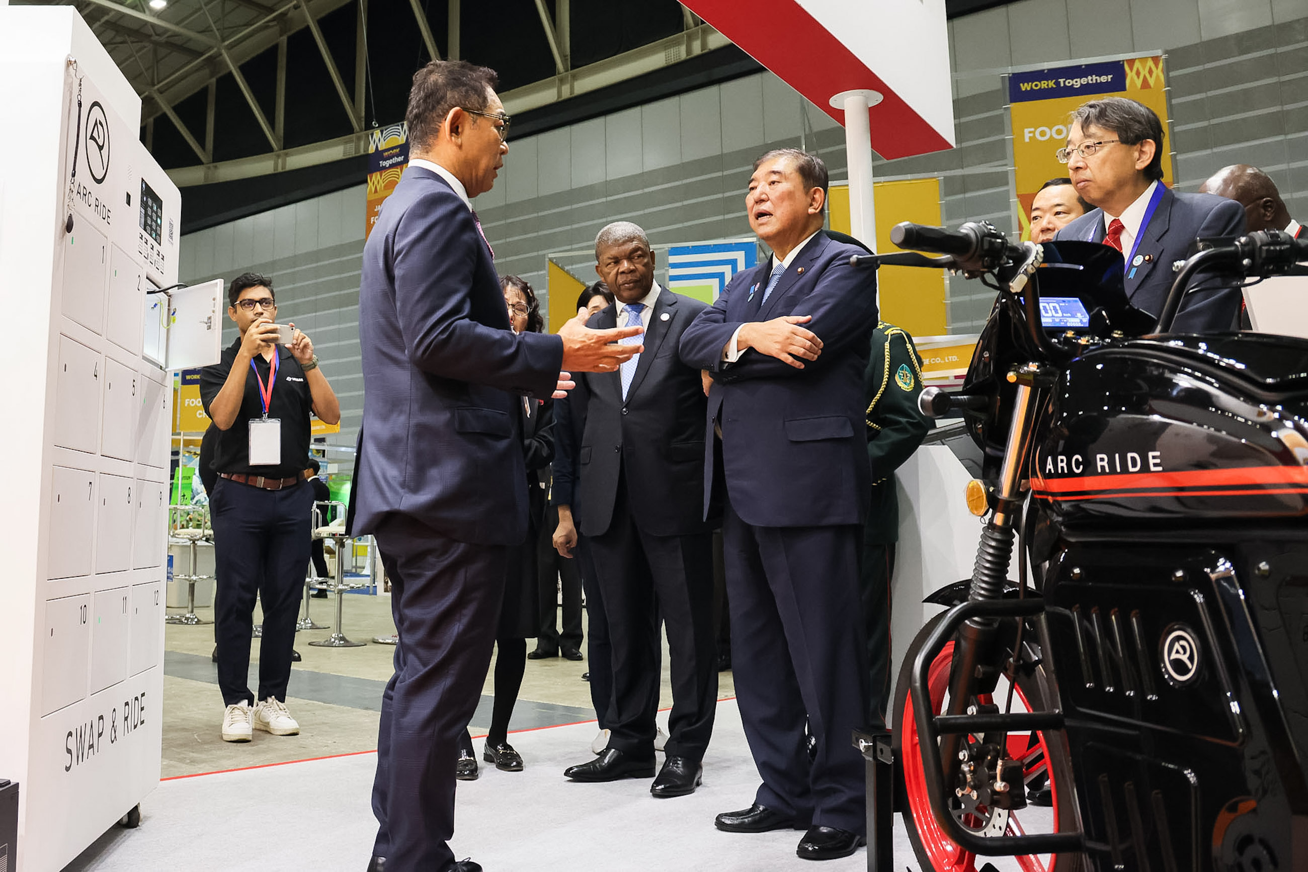 Prime Minister Ishiba observing the business exhibition (2)