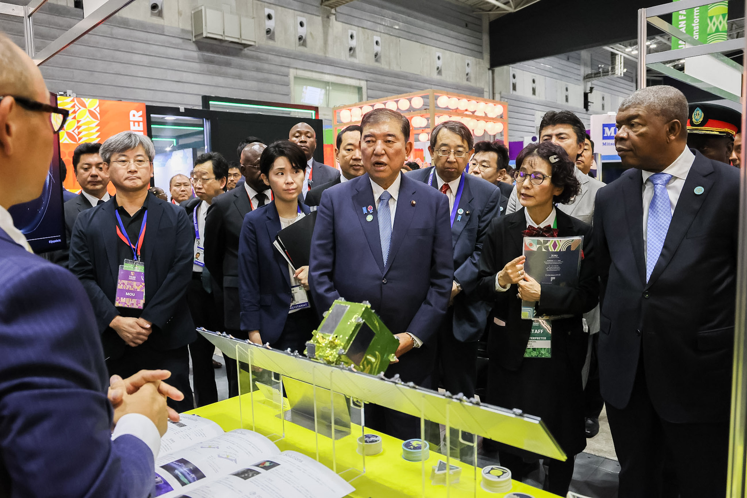 Prime Minister Ishiba observing the business exhibition (3)