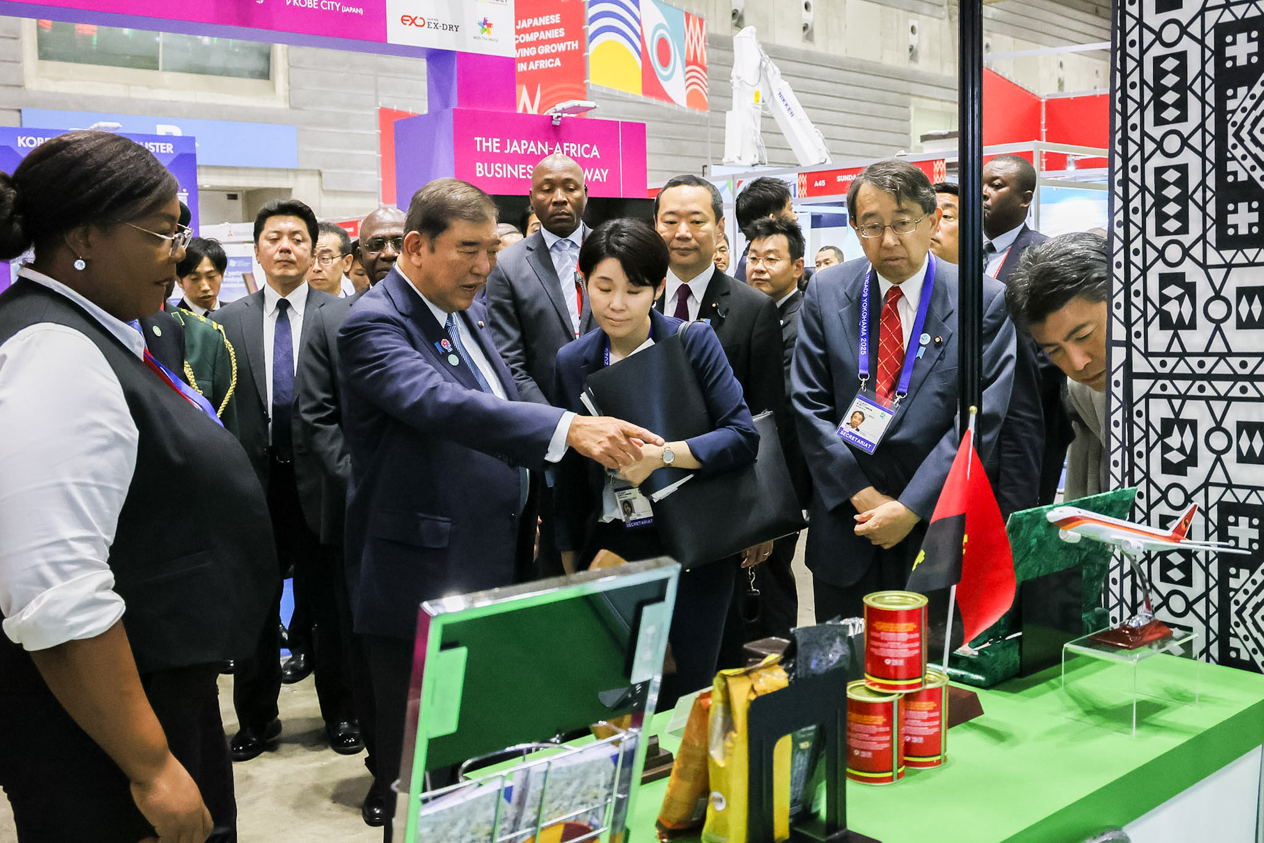 Prime Minister Ishiba observing the business exhibition (5)