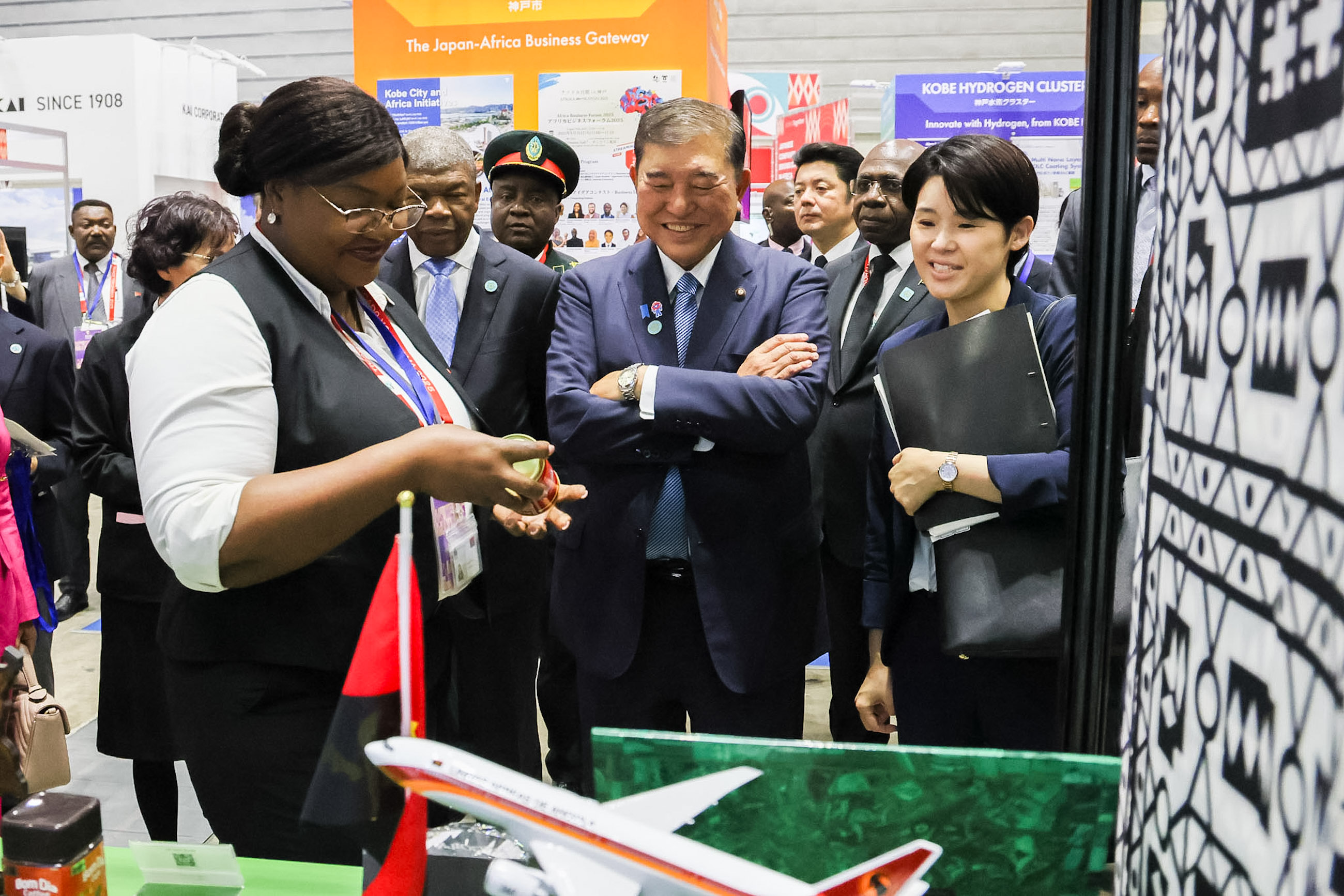 Prime Minister Ishiba observing the business exhibition (6)