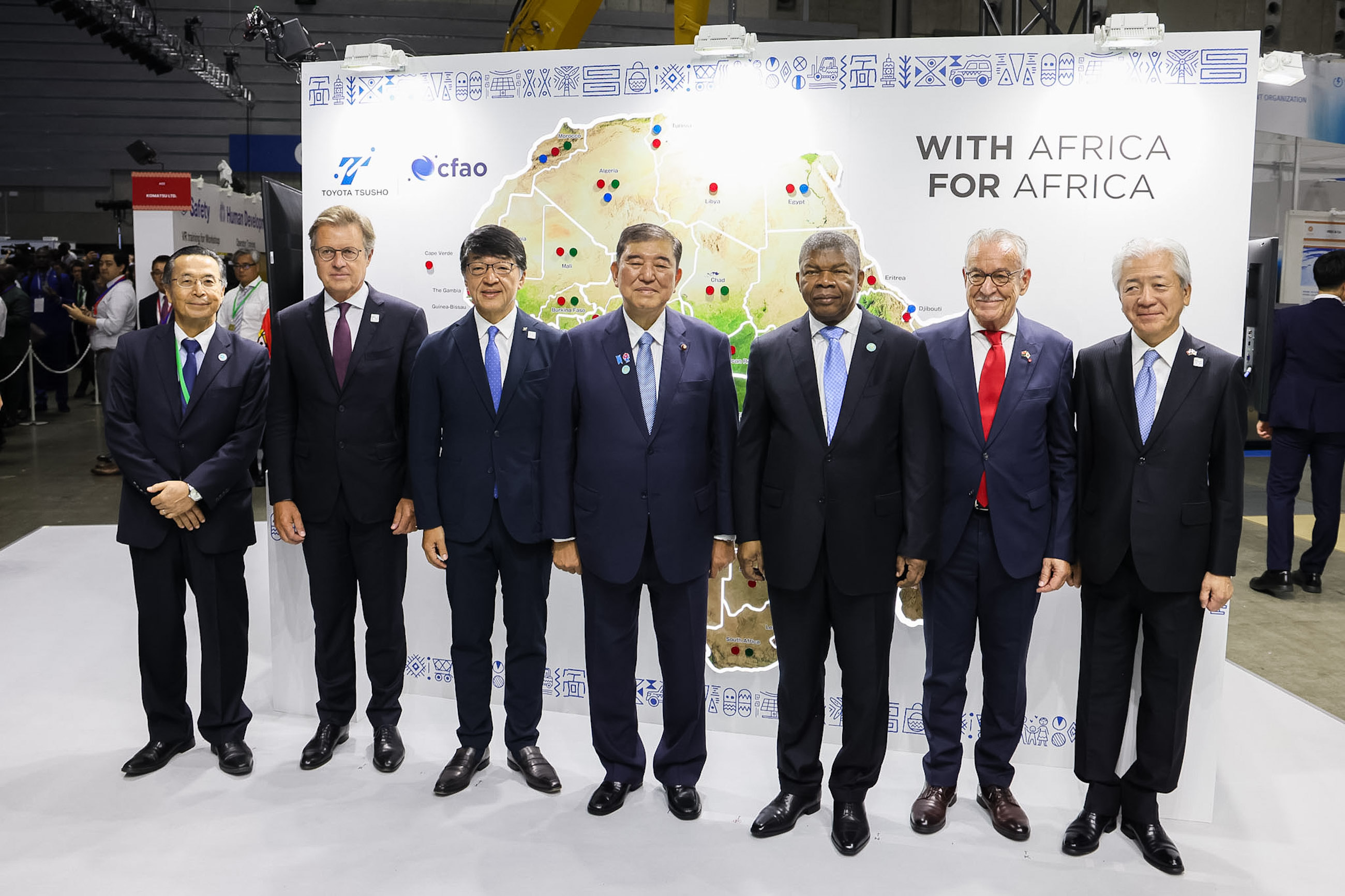 Prime Minister Ishiba observing the business exhibition (8)