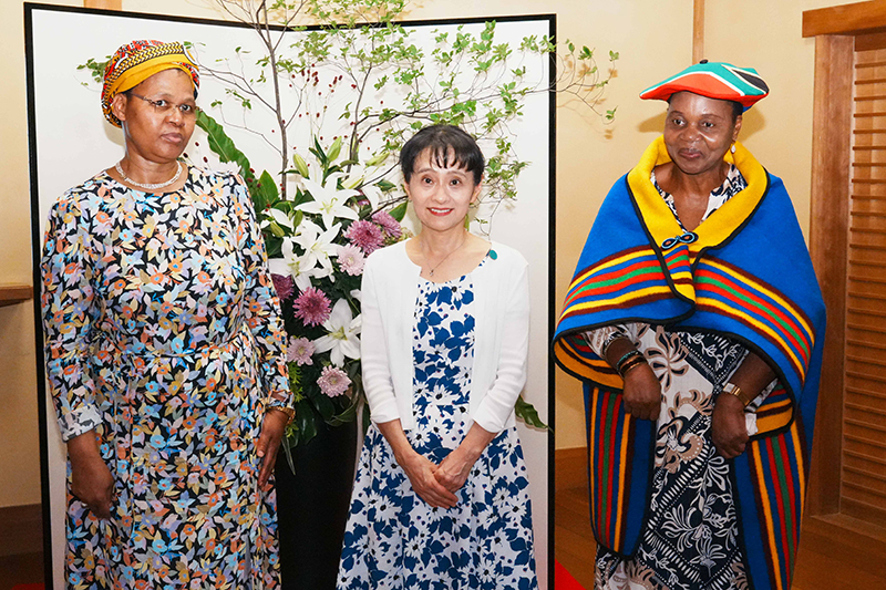 Mrs. Ishiba welcoming spouses (2)