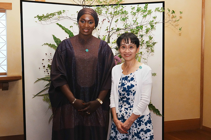 Mrs. Ishiba welcoming spouses (4)