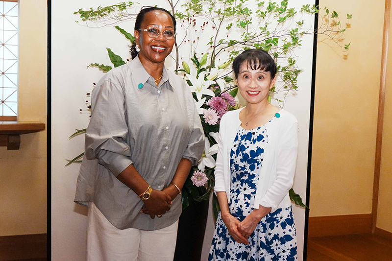 Mrs. Ishiba welcoming spouses (5)