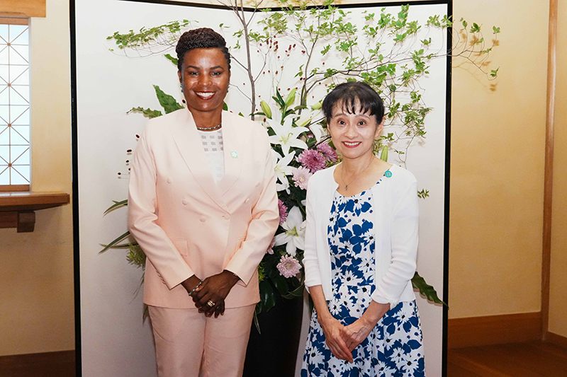 Mrs. Ishiba welcoming spouses (7)