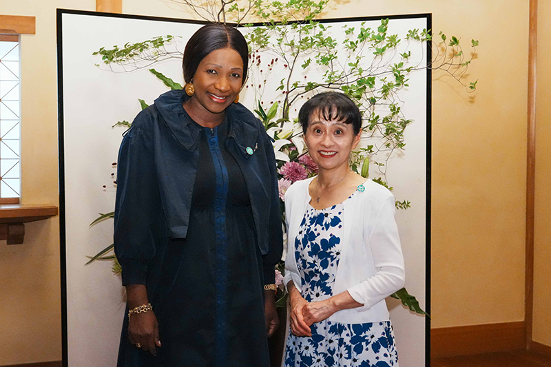 Mrs. Ishiba welcoming spouses (8)