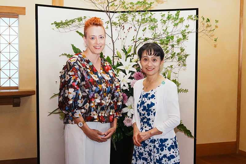 Mrs. Ishiba welcoming spouses (9)