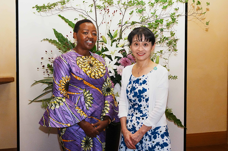 Mrs. Ishiba welcoming spouses (10)