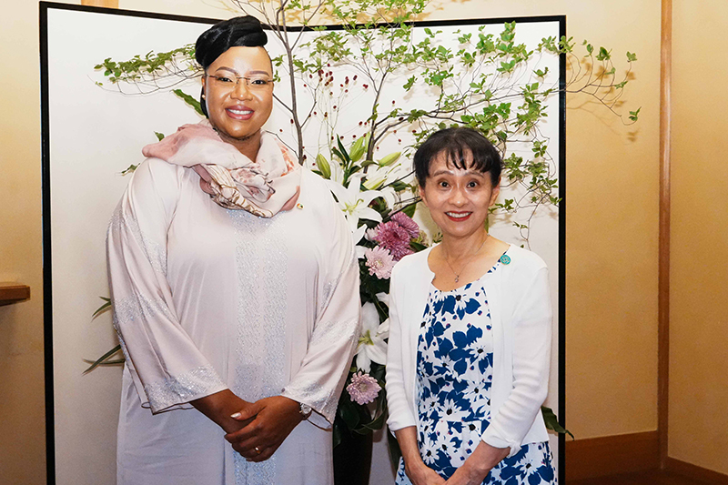 Mrs. Ishiba welcoming spouses (11)