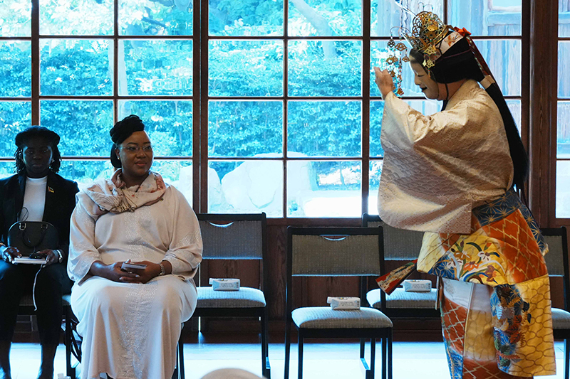 Spouses viewing a Nohgaku performance (1)