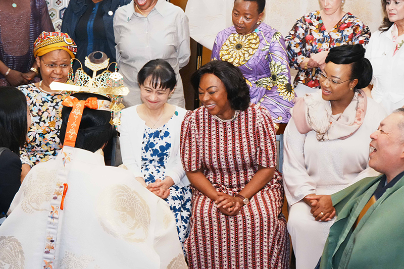 Spouses viewing a Nohgaku performance (3)