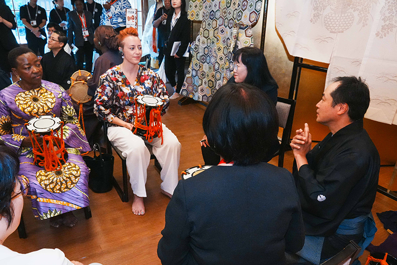 Spouses experiencing Noh instruments (2)