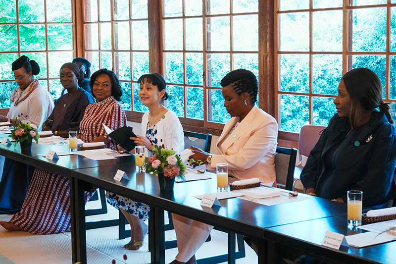 Mrs. Ishiba hosting a luncheon (2)