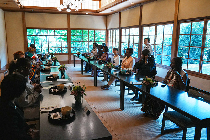 Spouses experiencing preparing matcha (1)