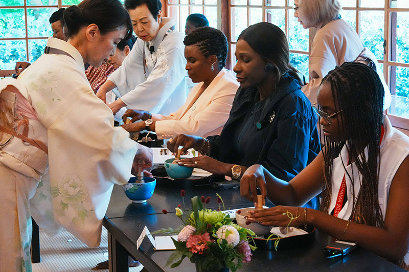 Spouses experiencing preparing matcha (4)