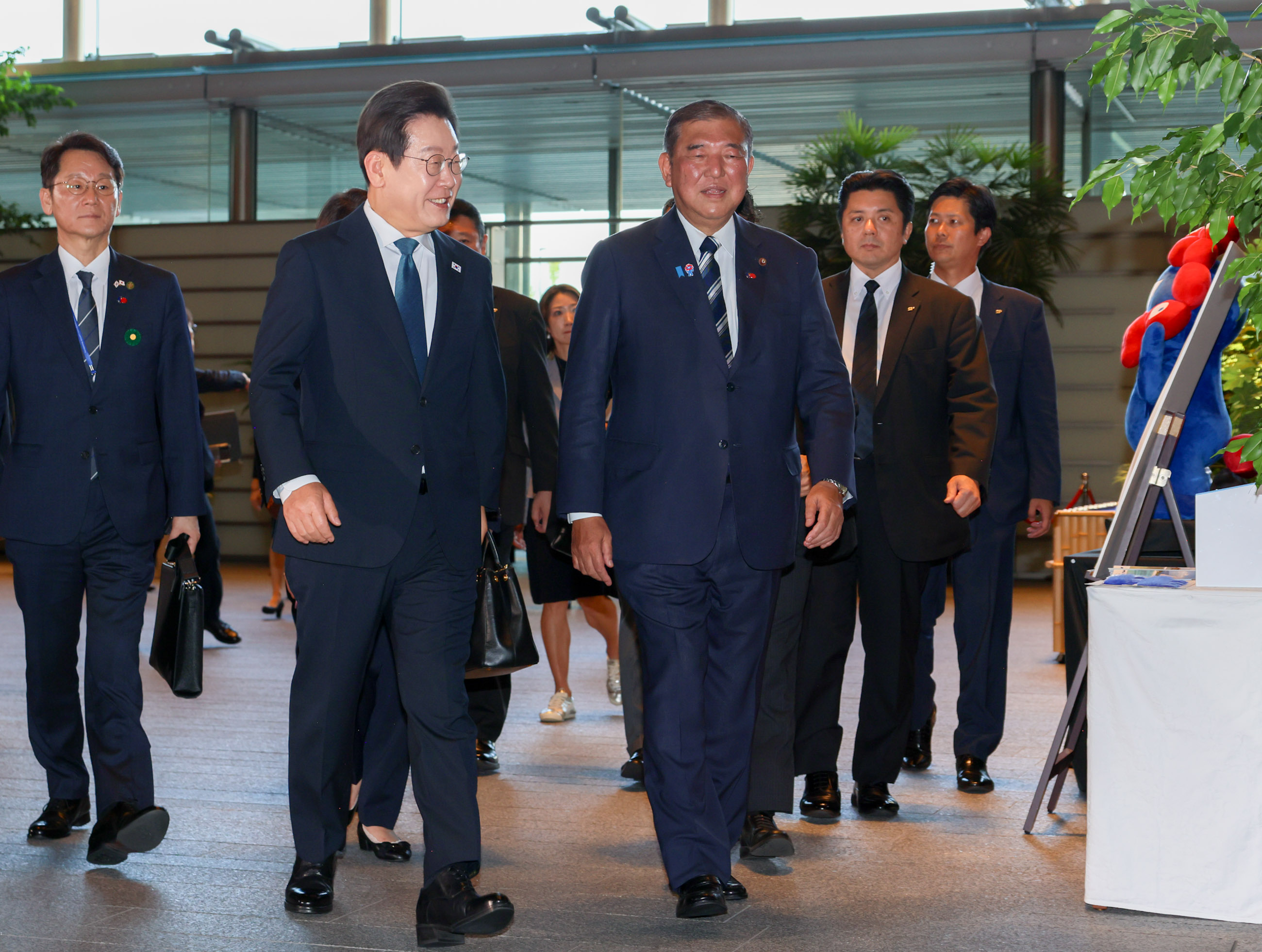 Prime Minister Ishiba welcoming President Lee (2)