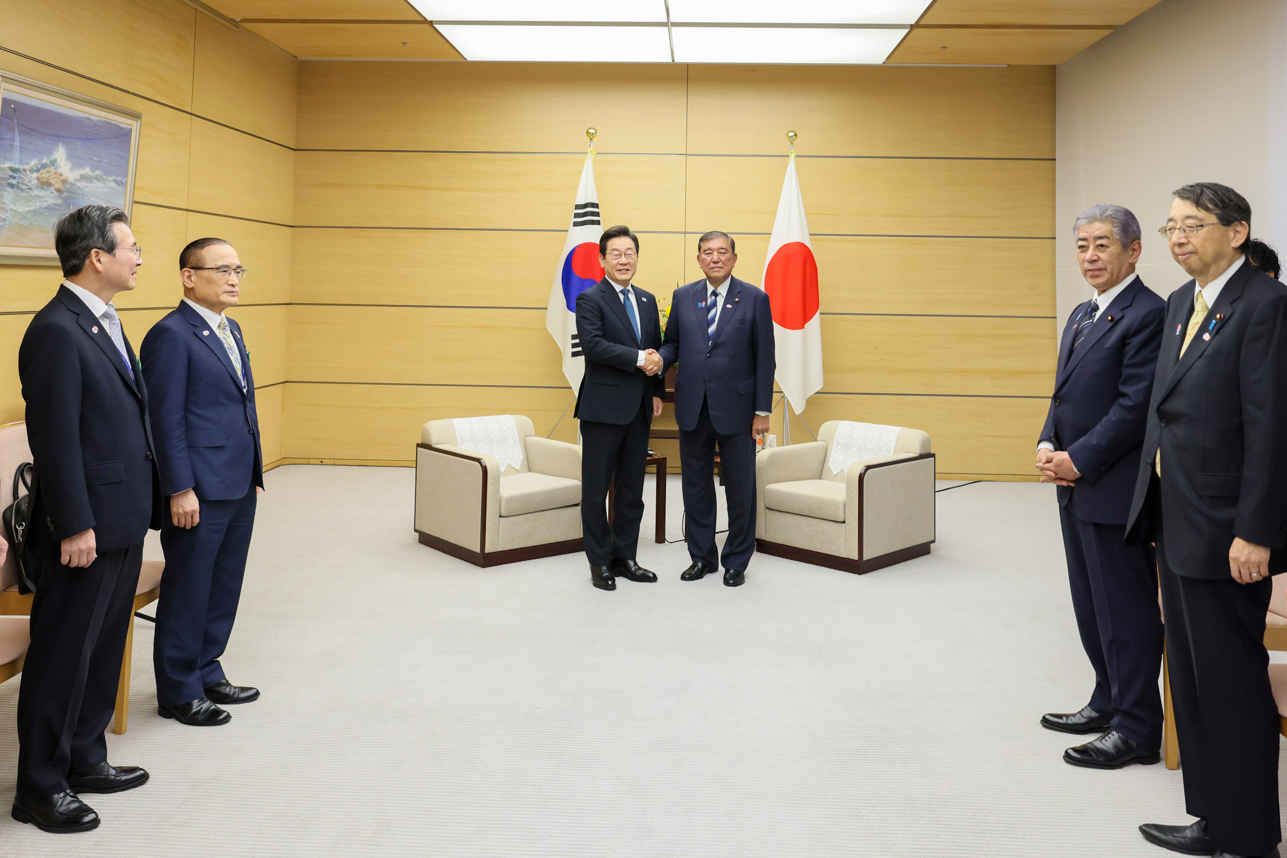 Japan - ROK Summit Meeting (Small-group Meeting) (2)