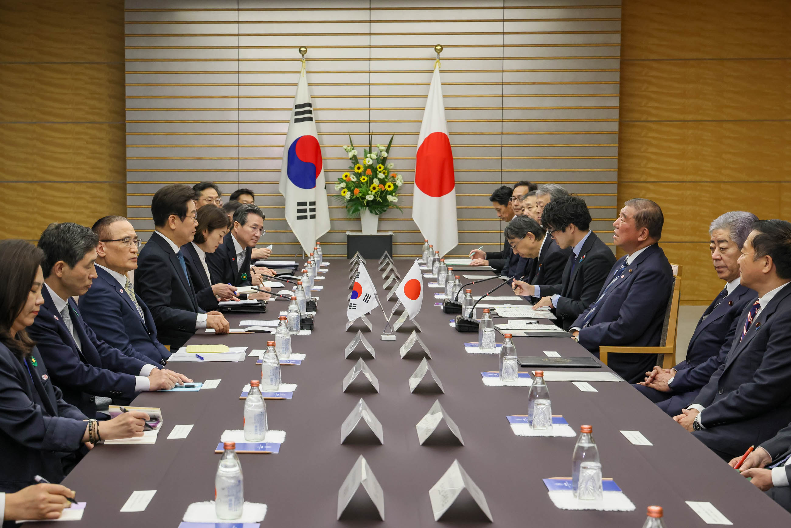 Japan - ROK Summit Meeting (Plenary Meeting) (2)
