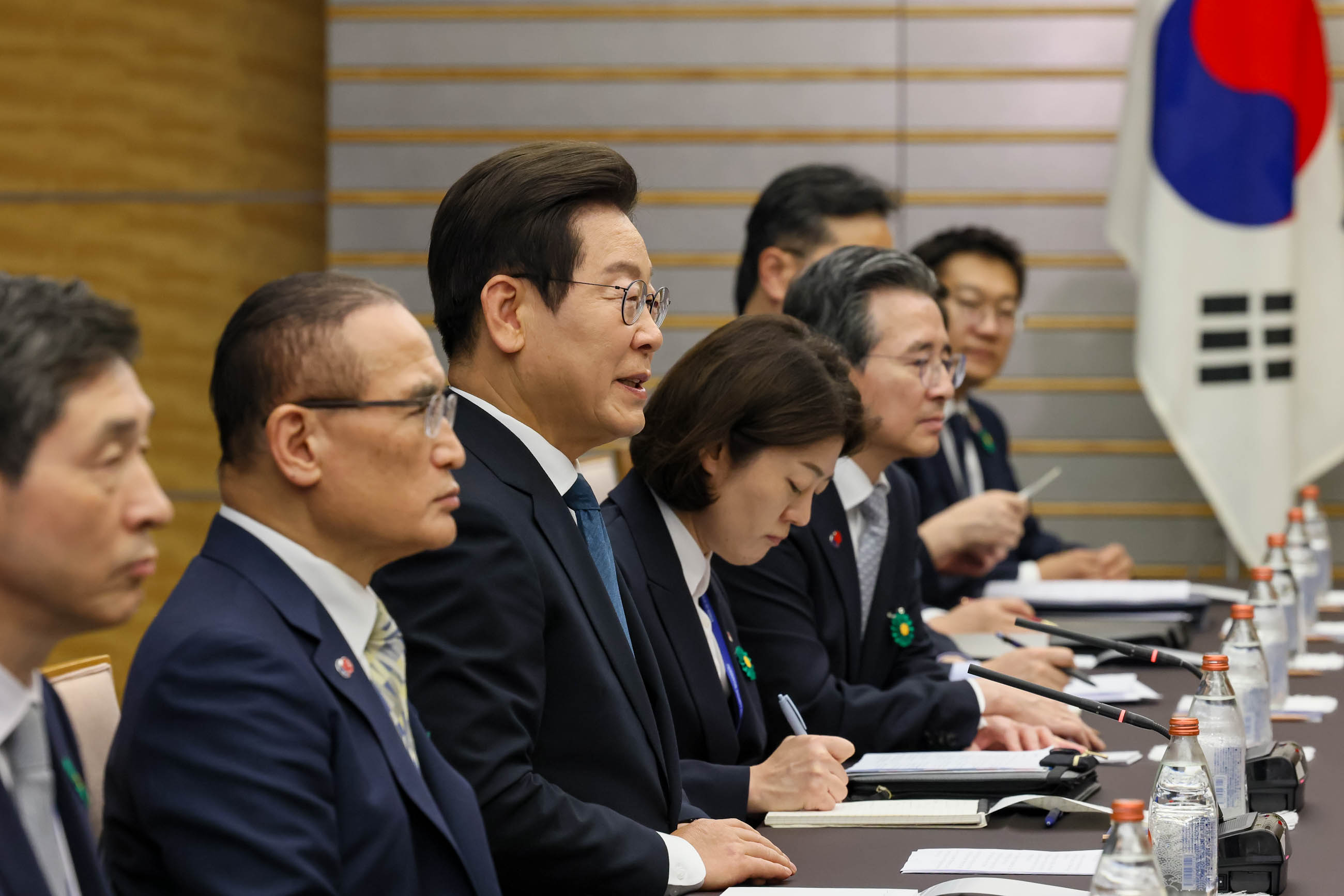 Japan - ROK Summit Meeting (Plenary Meeting) (8)