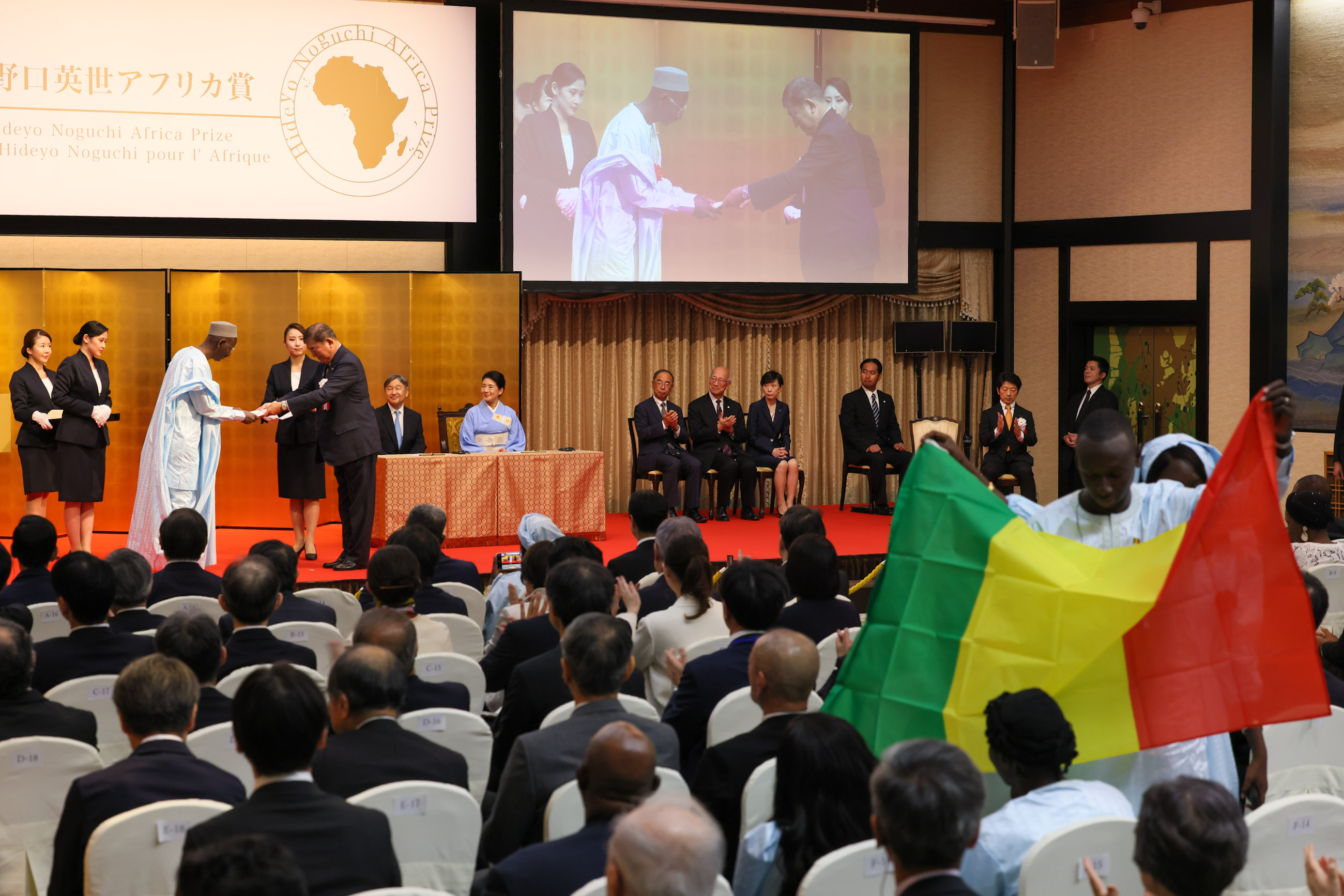 Prime Minister Ishiba presenting a certificate of commendation (1)