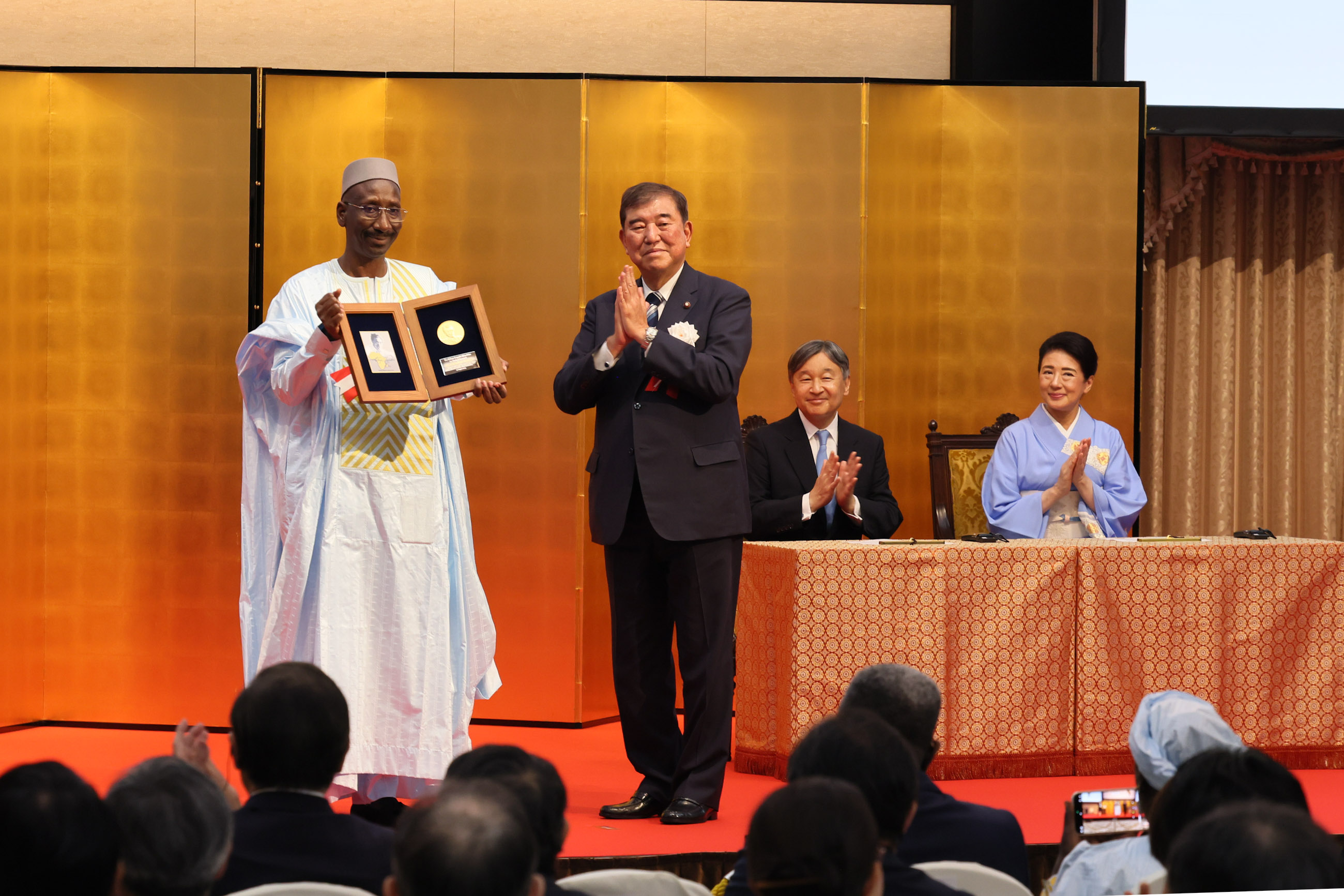 Prime Minister Ishiba presenting a medal (1)