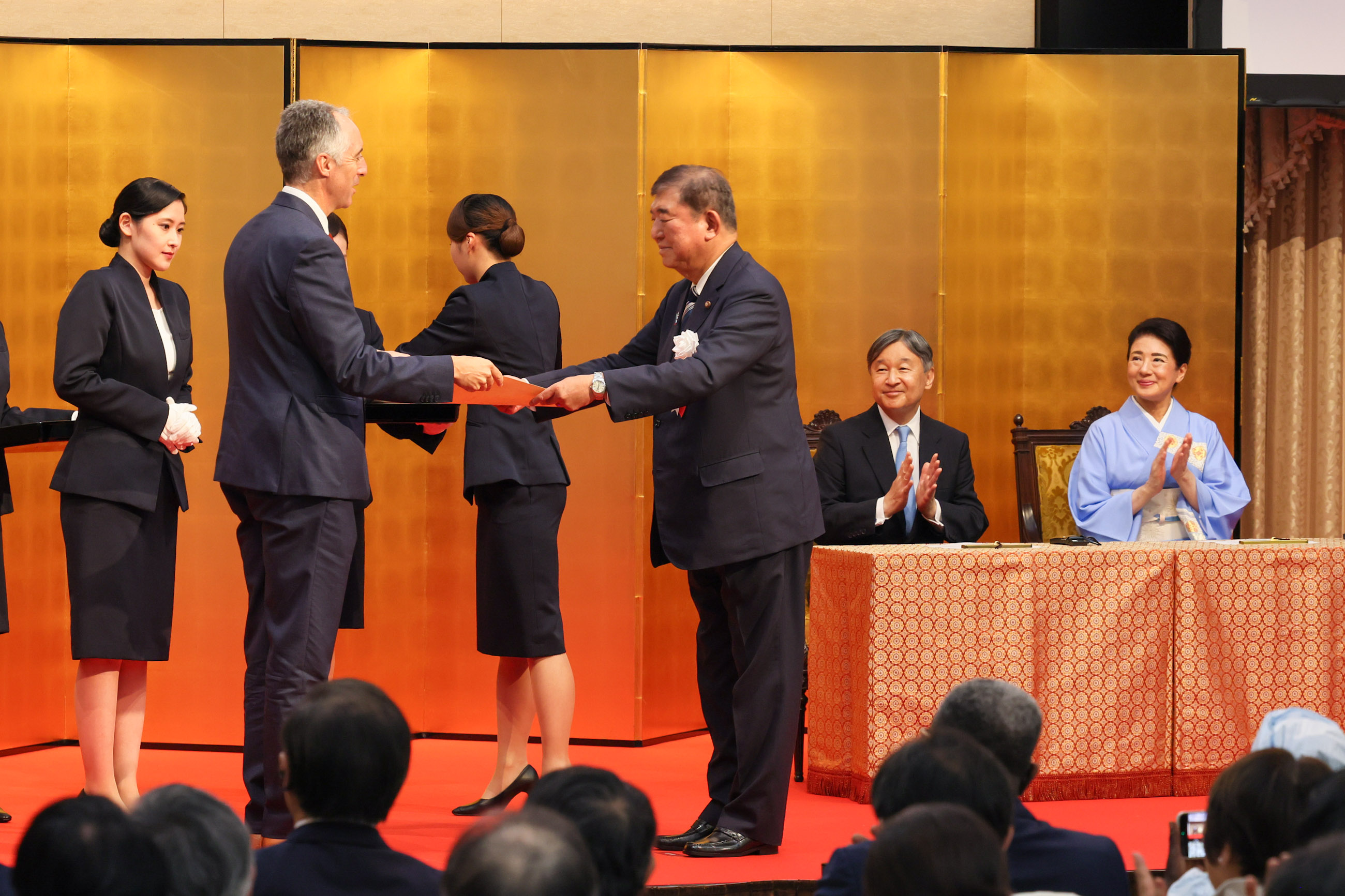 Prime Minister Ishiba presenting a certificate of commendation (2)