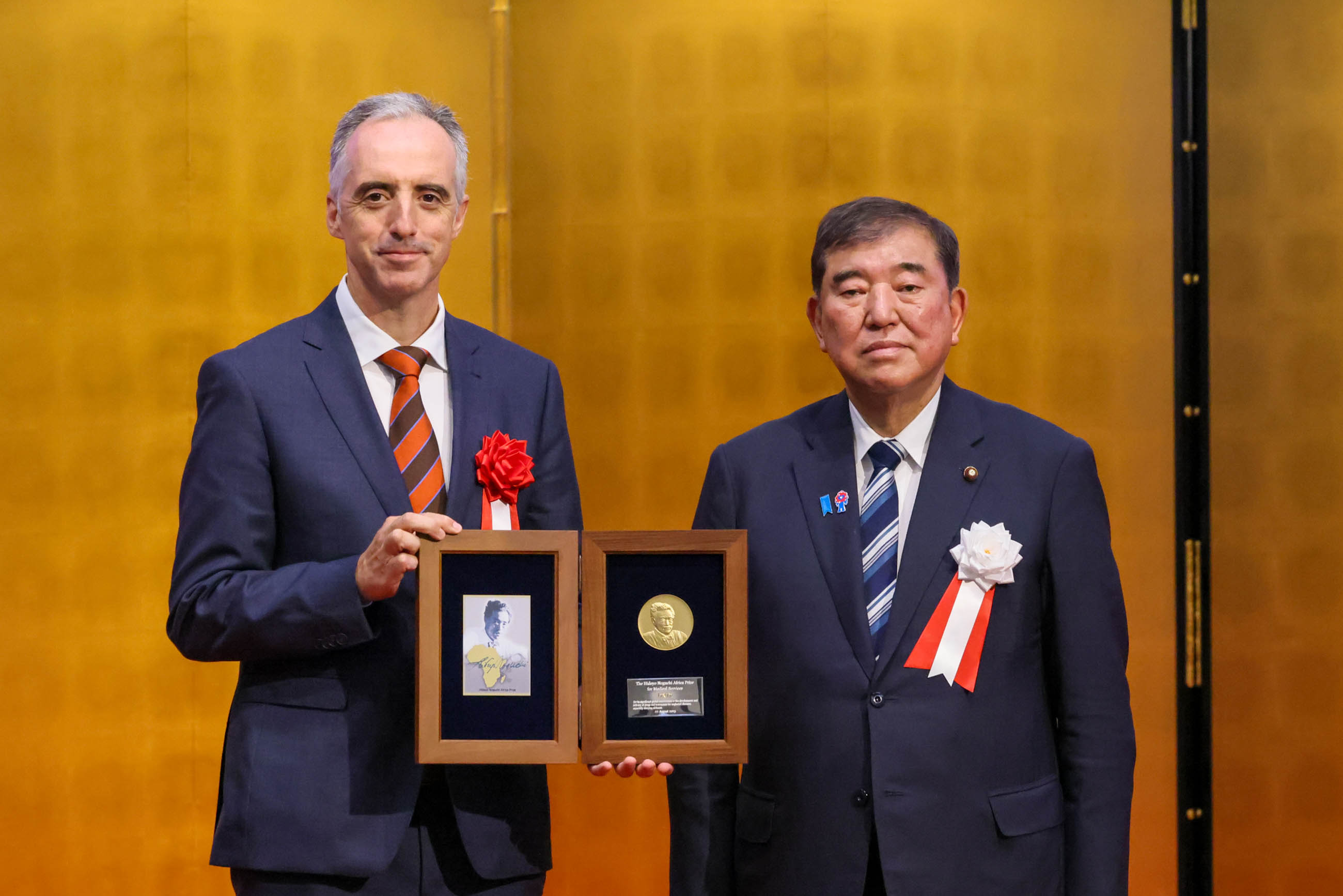 Prime Minister Ishiba presenting a medal (3)