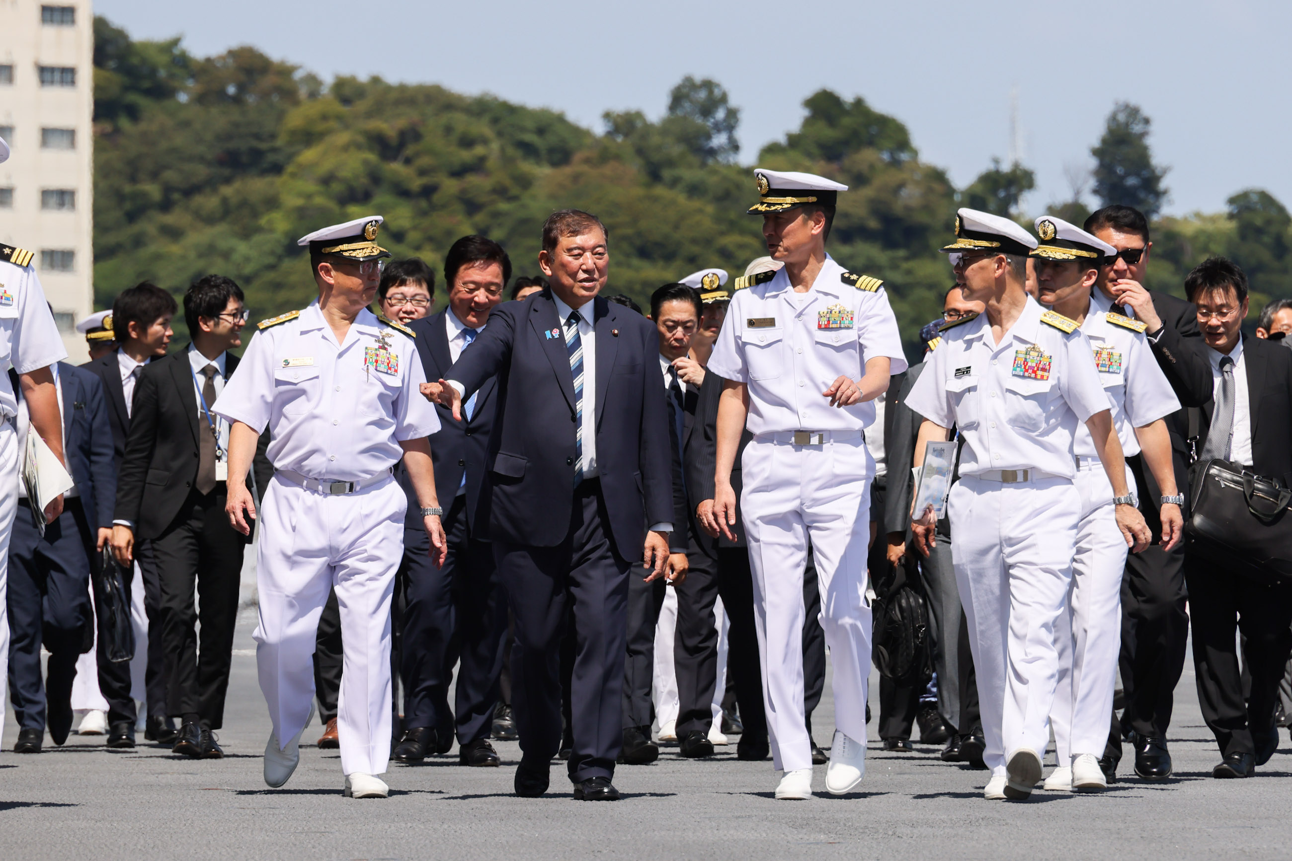Prime Minister Ishiba touring JS KAGA (4)