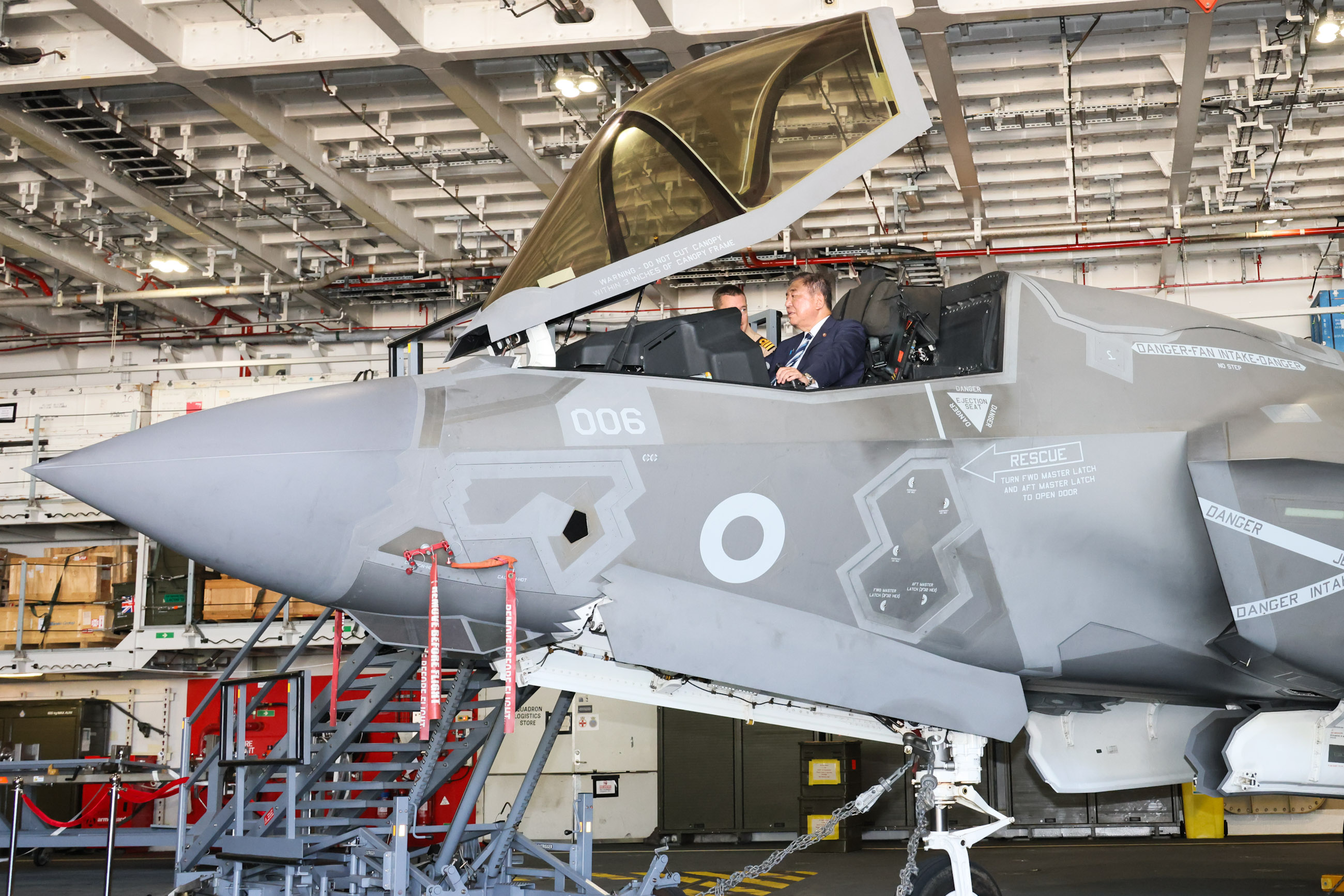 Prime Minister Ishiba observing the Royal Navy aircraft carrier HMS Prince of Wales (2)