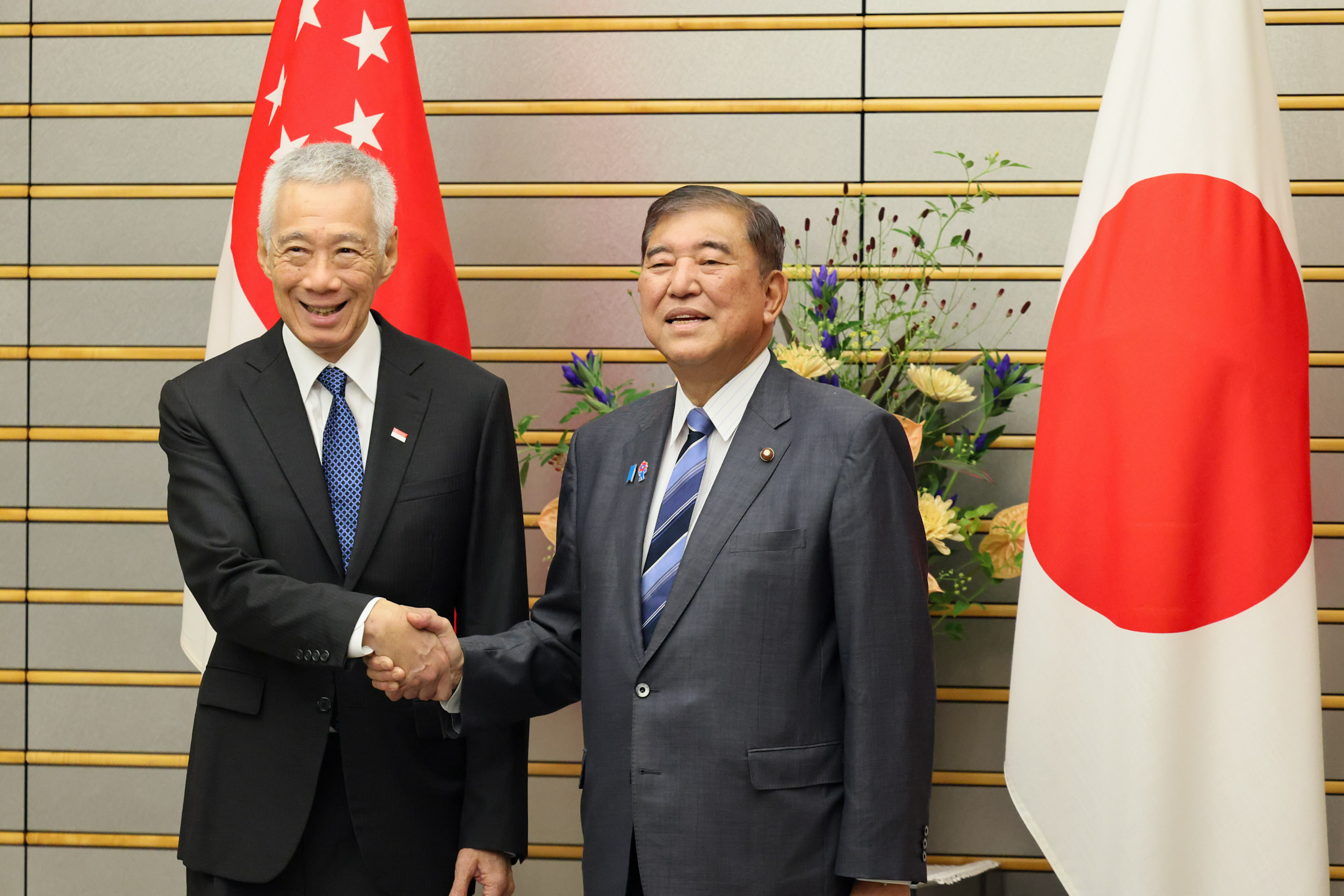Prime Minister Ishiba holding a meeting with Senior Minister Lee Hsien Loong (2)