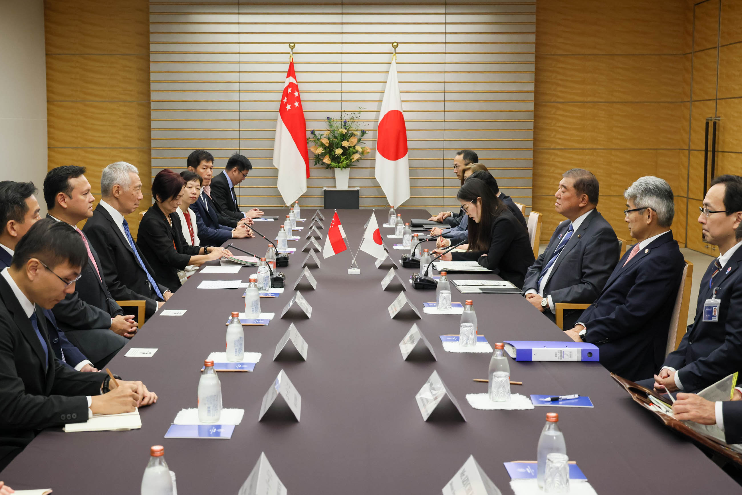 Prime Minister Ishiba holding a meeting with Senior Minister Lee Hsien Loong (3)