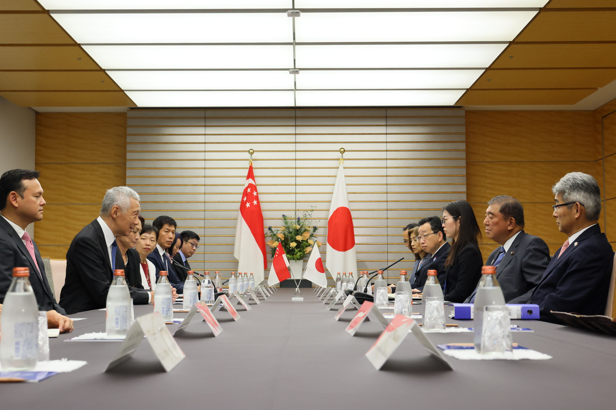 Prime Minister Ishiba holding a meeting with Senior Minister Lee Hsien Loong (4)