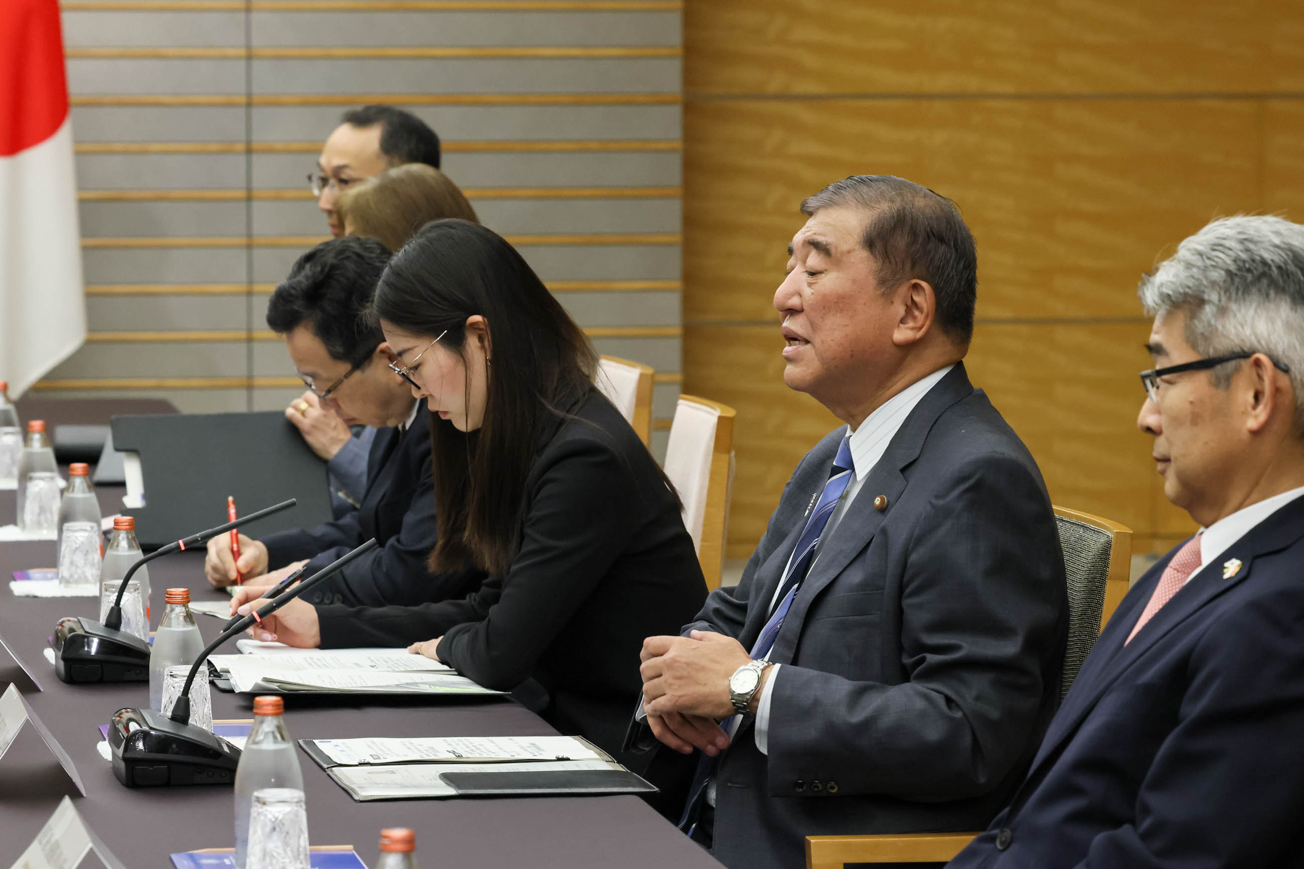 Prime Minister Ishiba holding a meeting with Senior Minister Lee Hsien Loong (6)