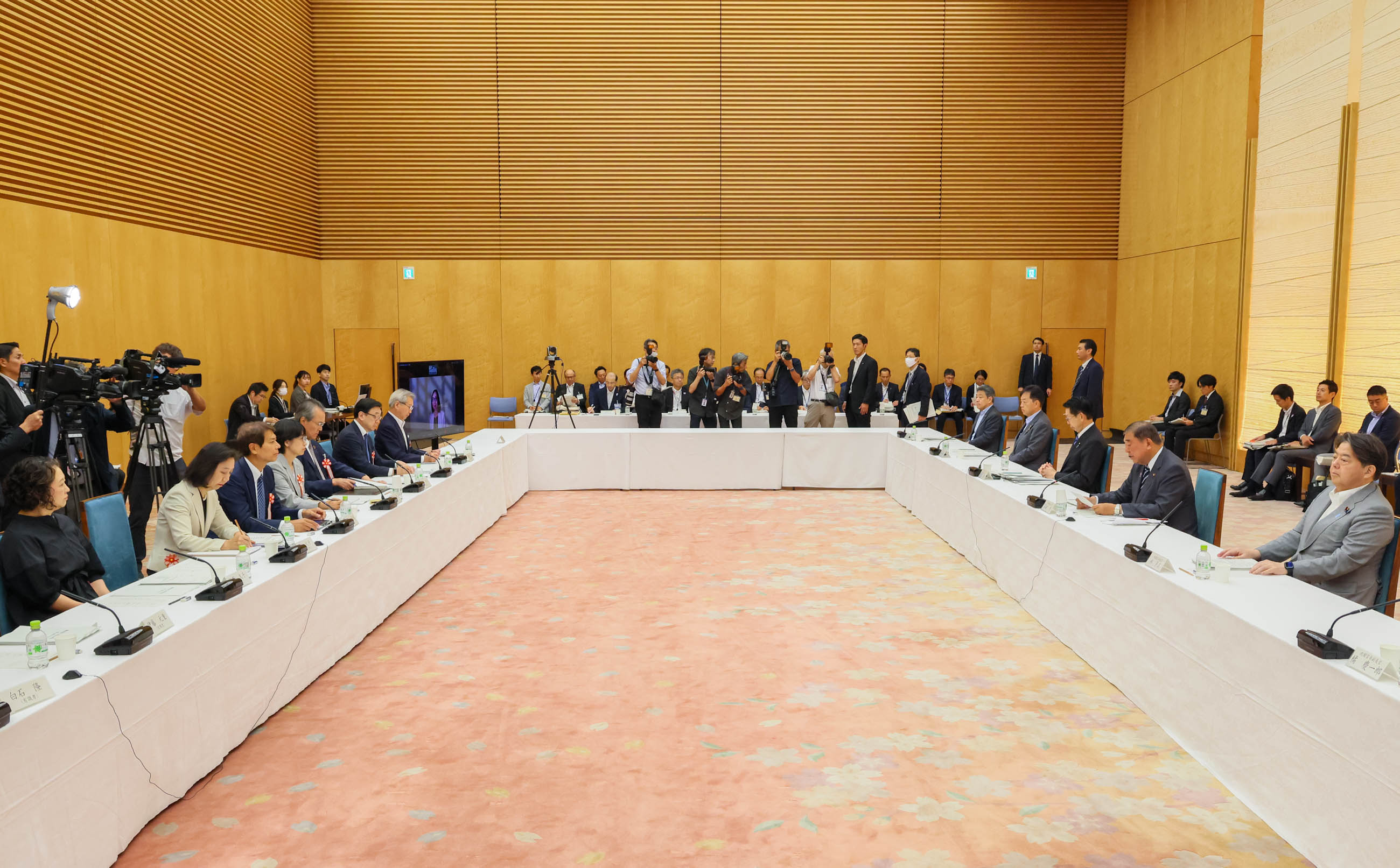 Prime Minister Ishiba wrapping up the meeting (2)